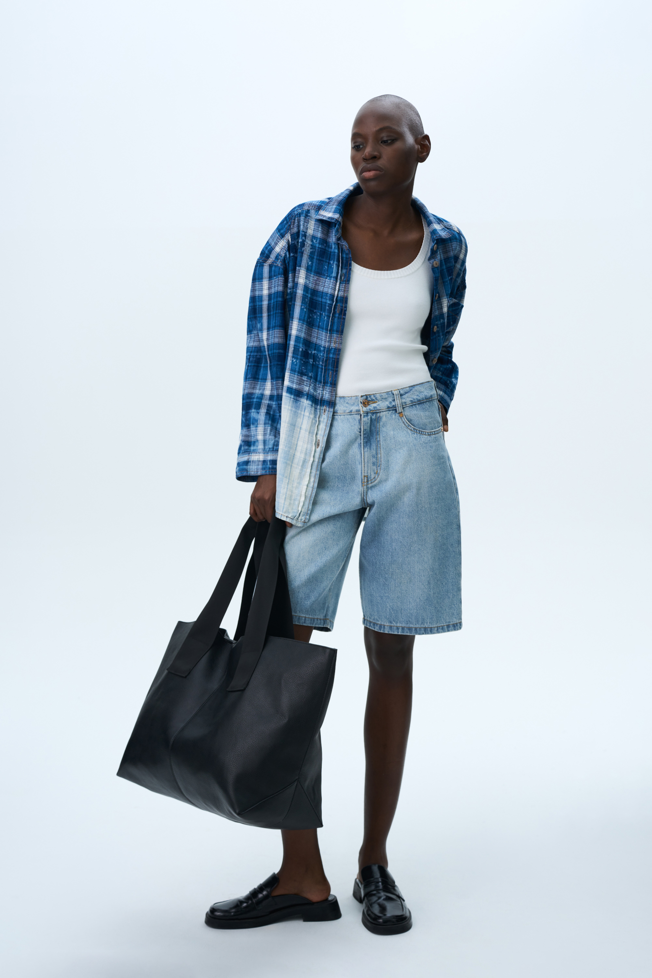 Джинсовые шорты-бермуды из 100% хлопка. Модель прямого кроя, со средней посадкой. Шлевки на поясе для ремня. Пять карманов. Застежка на молнию и металлическую пуговицу.