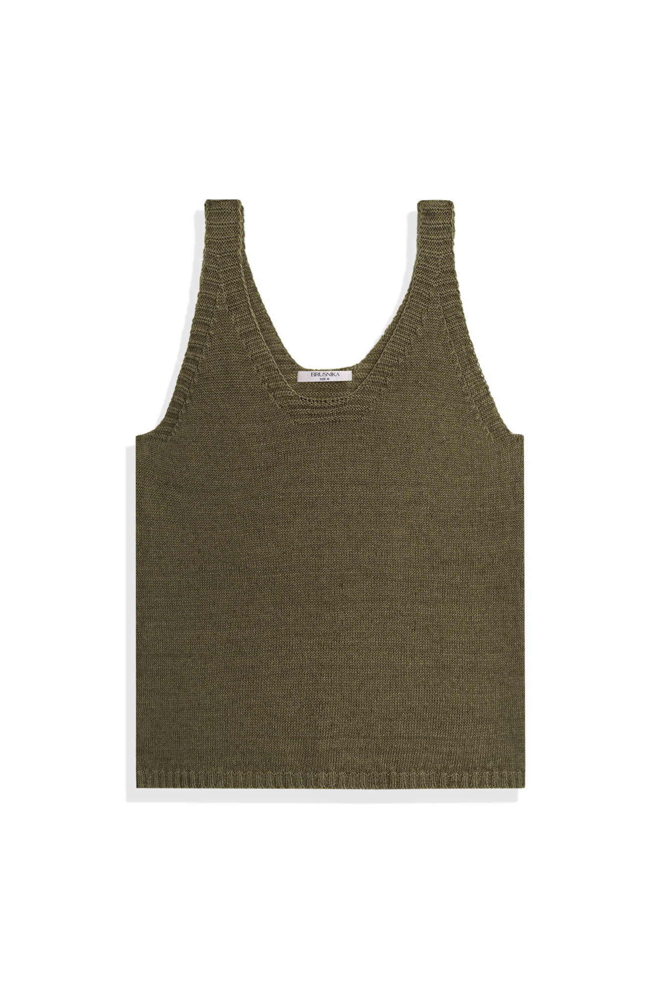 Трикотажный топ из 100% льна. Модель прямого кроя, на широких бретелях, с глубокой проймой и U-образным вырезом горловины. Края изделия выполнены в рубчик.