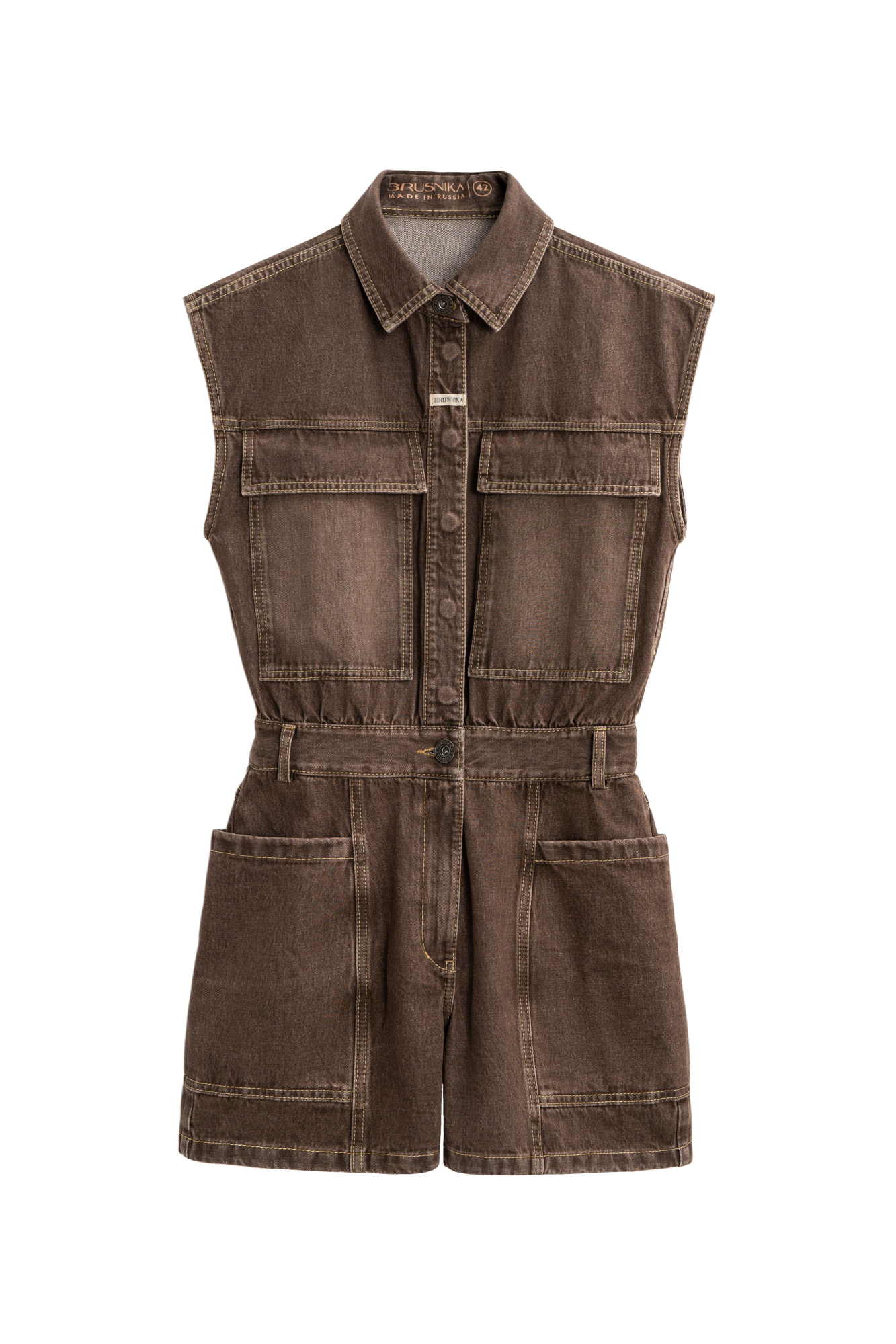 Джинсовый комбинезон из 100% хлопка. Модель с рубашечным верхом и шортами. Изделие с классическим отложным воротником, короткими рукавами-крылышками и застежкой на металлические пуговицы, шлевками на поясе для ремня и большими накладными карманами.