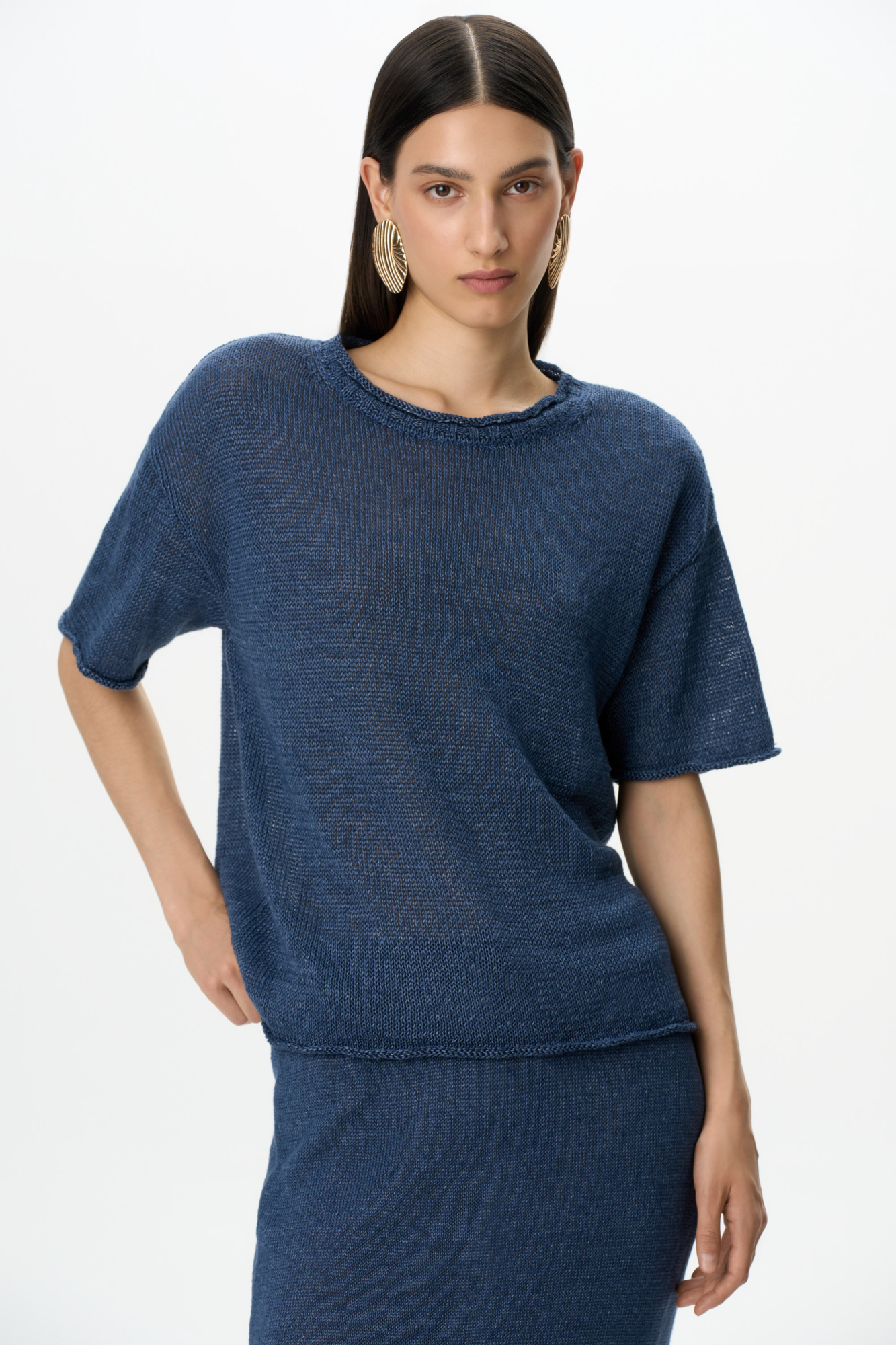 Трикотажная футболка из 100% льна. Модель свободного силуэта со спущенной линией плеча, коротким рукавом и круглымм вырезом горловины. 