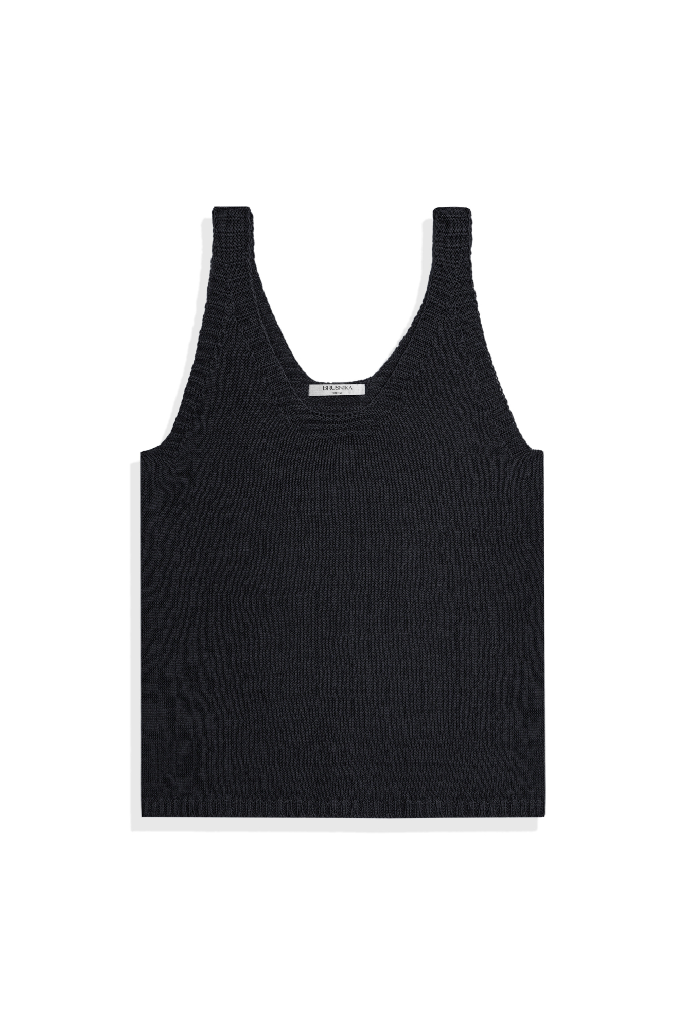 Трикотажный топ из 100% льна. Модель прямого кроя, на широких бретелях, с глубокой проймой и U-образным вырезом горловины. Края изделия выполнены в рубчик.