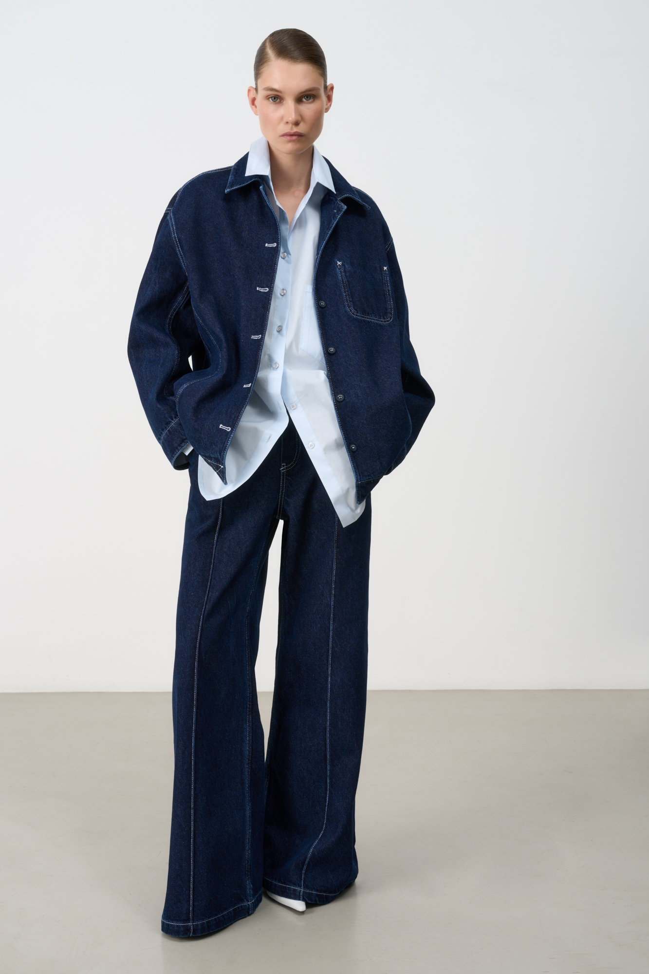 Прямые джинсы из 100% хлопка со стрелками. Модель со средней посадкой и эластичным поясом на резинке.