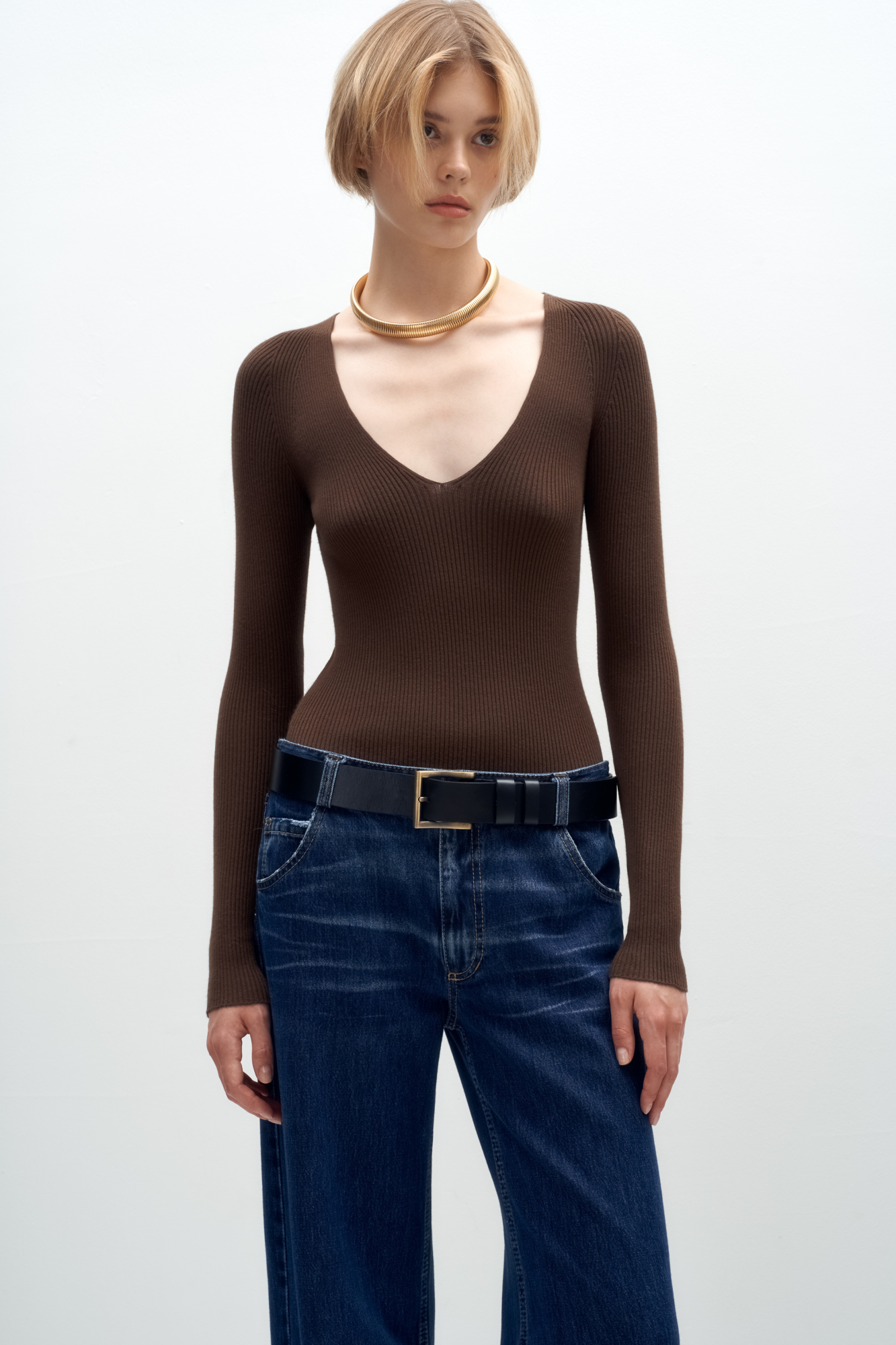 Трикотажный лонгслив из вискозы. Модель приталенного силуэта с глубоким V-образным вырезом. Изделие выполнено в рубчик.