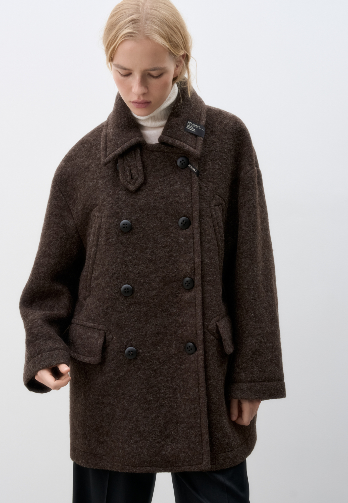 Двубортное пальто из шерсти. <br />
Модель прямого кроя со спущенной линией плеч,&nbsp;&nbsp;карманами на груди и накладными карманами с клапанами. Застежка на пуговицы. Изделие декорировано брендированными ярлыками на воротнике. На подкладке.