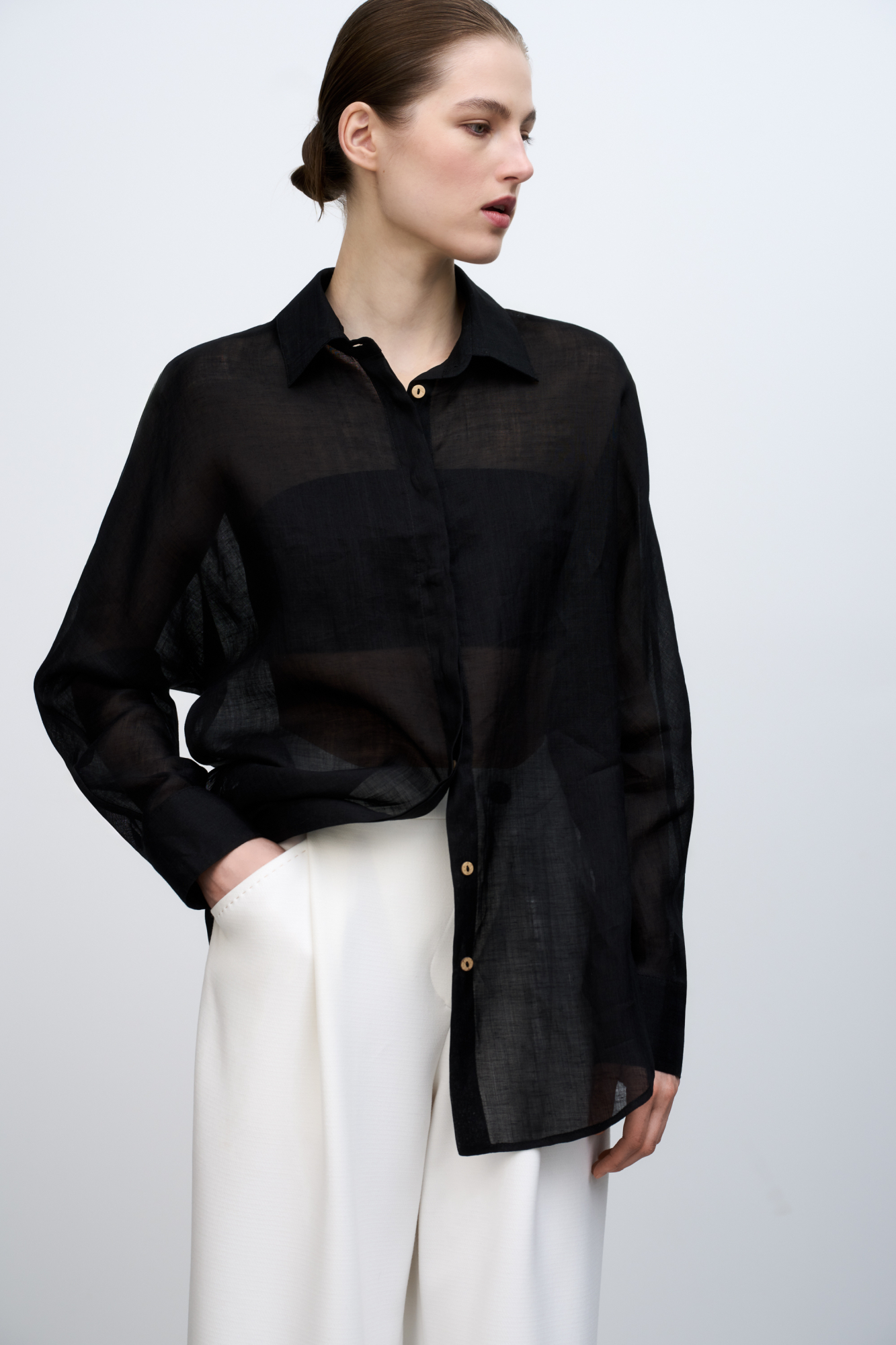 Полупрозрачная рубашка из 100% крапивы. Модель свободного силуэта с классическим воротом и манжетами. Застежка на пуговицы. Ткань из крапивы очень легкая, не электризуется,&nbsp;&nbsp;а натуральное происхождение подчеркивает экологичность данной модели.