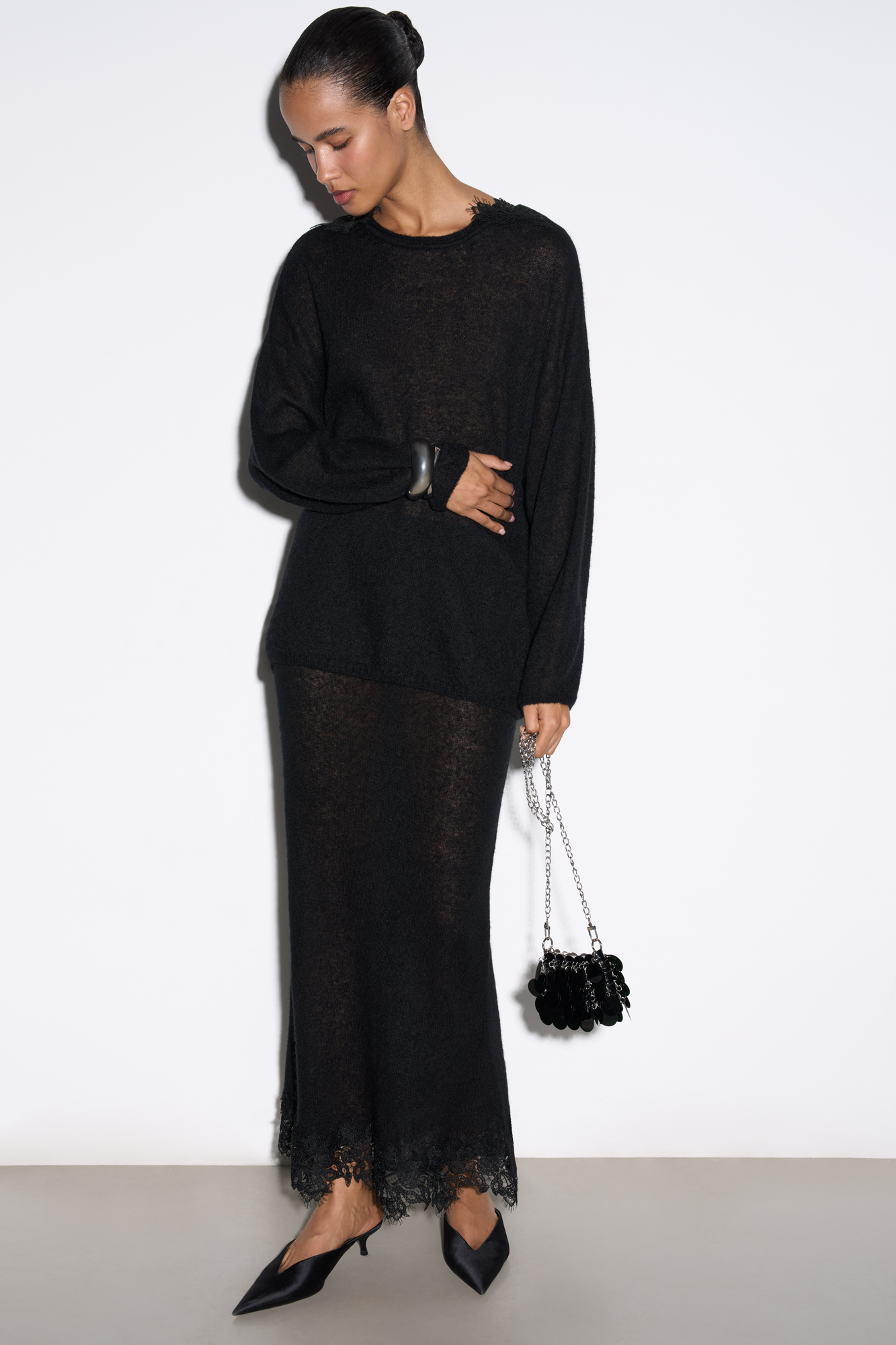 Трикотажная юбка из шерсти мериноса экстрафайн и альпака экстрафайн. Модель А-силуэта с широким поясом на резинке. Подол изделия декорирован кружевом.