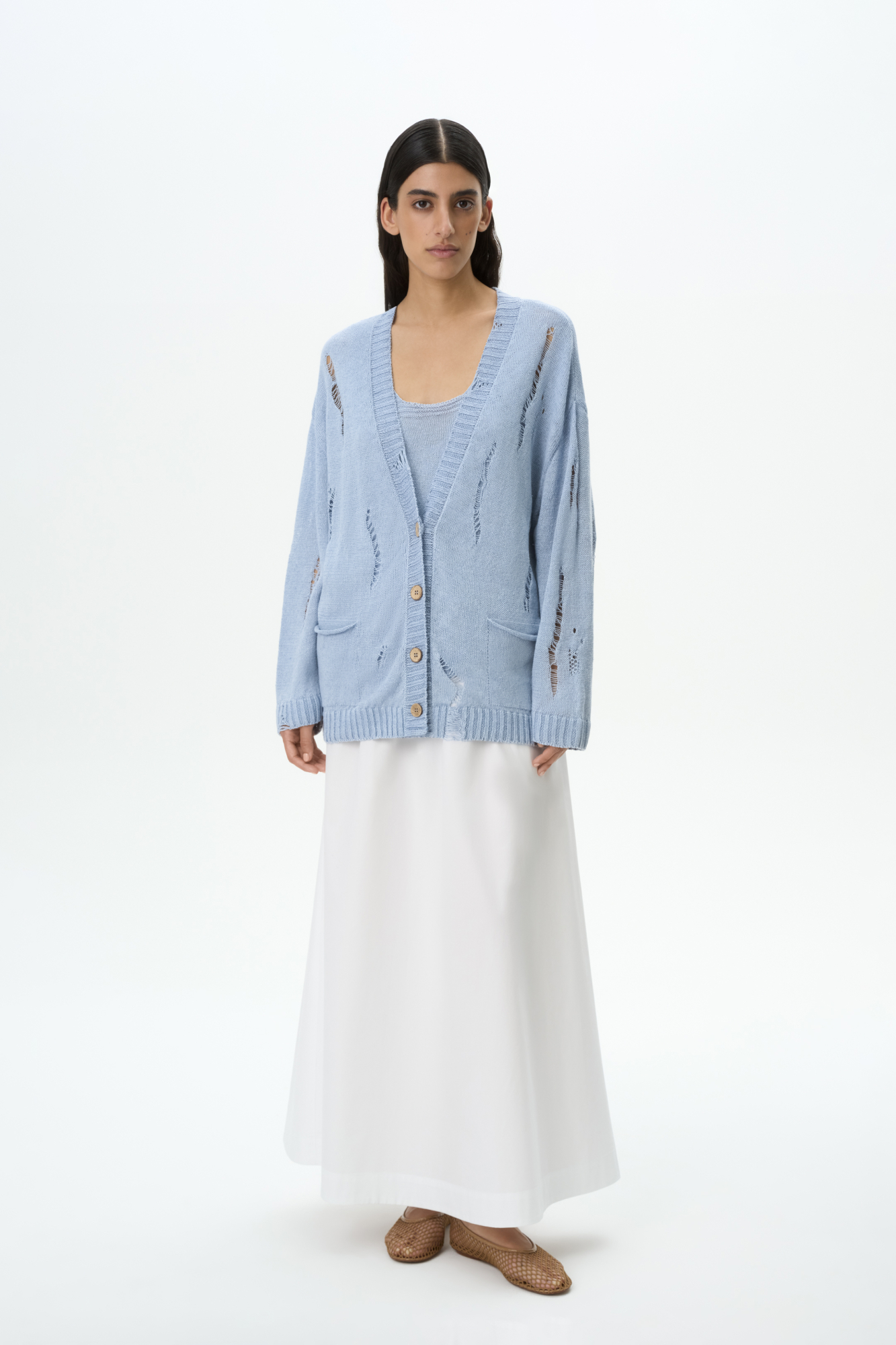 Кардиган из 100% льна с рваным узором. Дополнить образ можно топом.