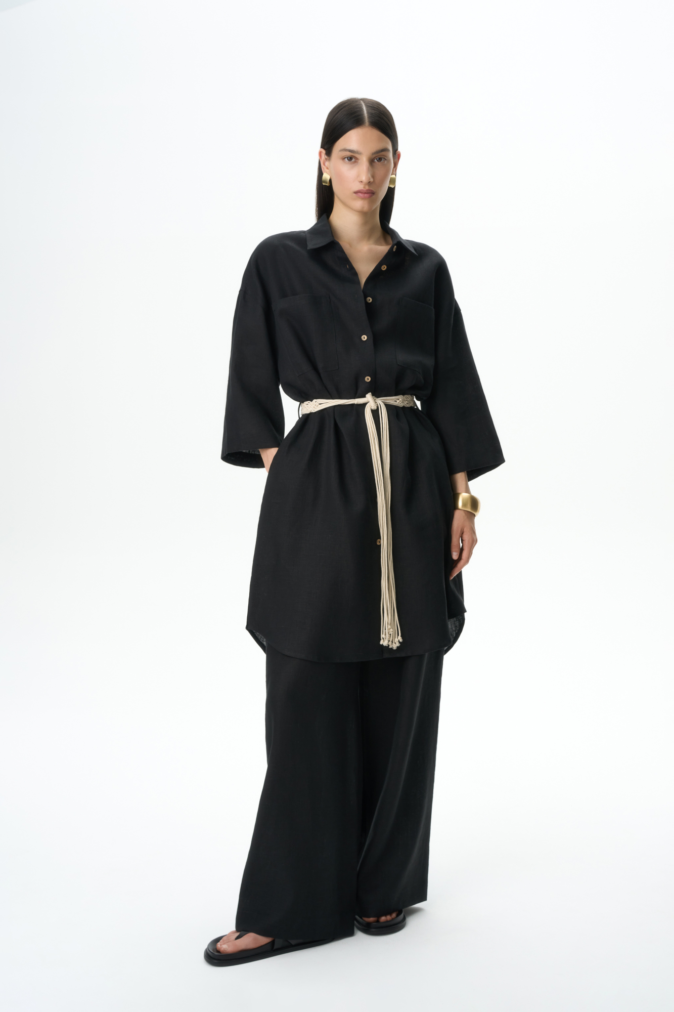 Платье-рубашка из 100% льна. Модель прямого кроя, с отложным воротником, накладными карманами на груди и спущенной линией плеч. Застежка на пуговицы.