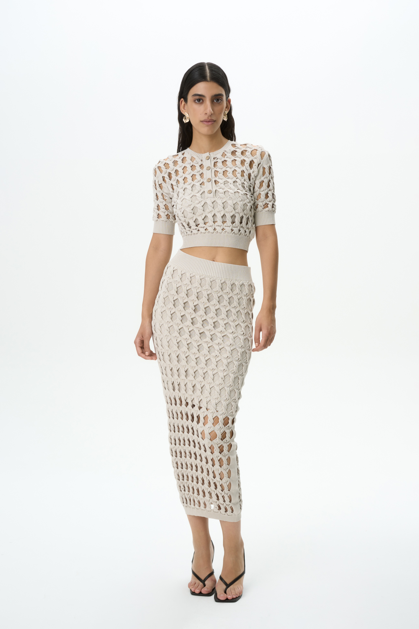 Юбка-карандаш с крупным ажурным переплетением и подкладкой. Широкий пояс-резинка. Дополнить образ можно футболкой с топом в таком же стиле.