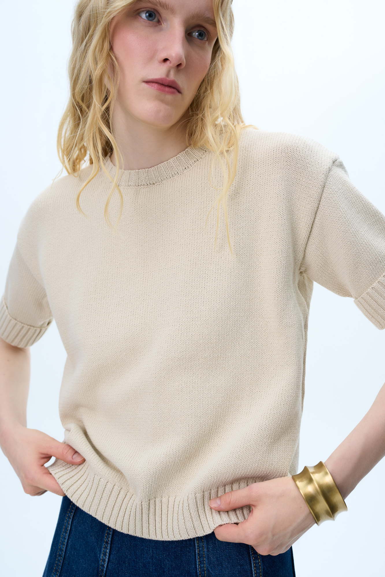 Трикотажная футболка из хлопка. Рукава с небольшим подворотом и низ изделия в рубчик.