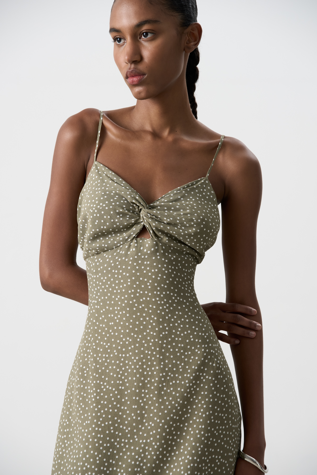 Сарафан из 100% вискозы длины миди, с принтом. Модель приталенного силуэта, на тонких бретельках, с глубоким вырезом декольте, карманами, драпировкой и перекрутом на лифе. Спинка изделия выполнена на эластичной резинке.&nbsp;&nbsp;