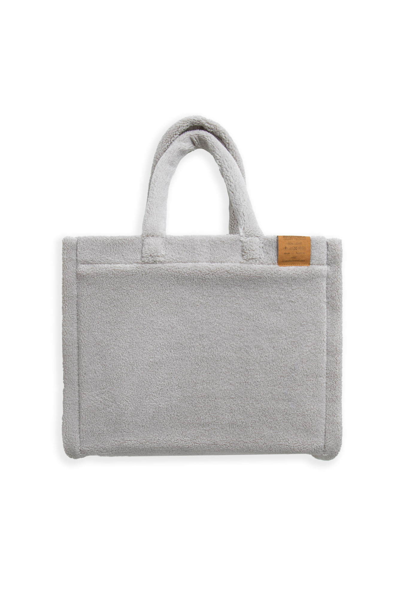 Сумка из экомеха с двумя плечевыми ремнями. Аксессуар гармонично сморится с вязаными изделиями и верхней одеждой из меха.