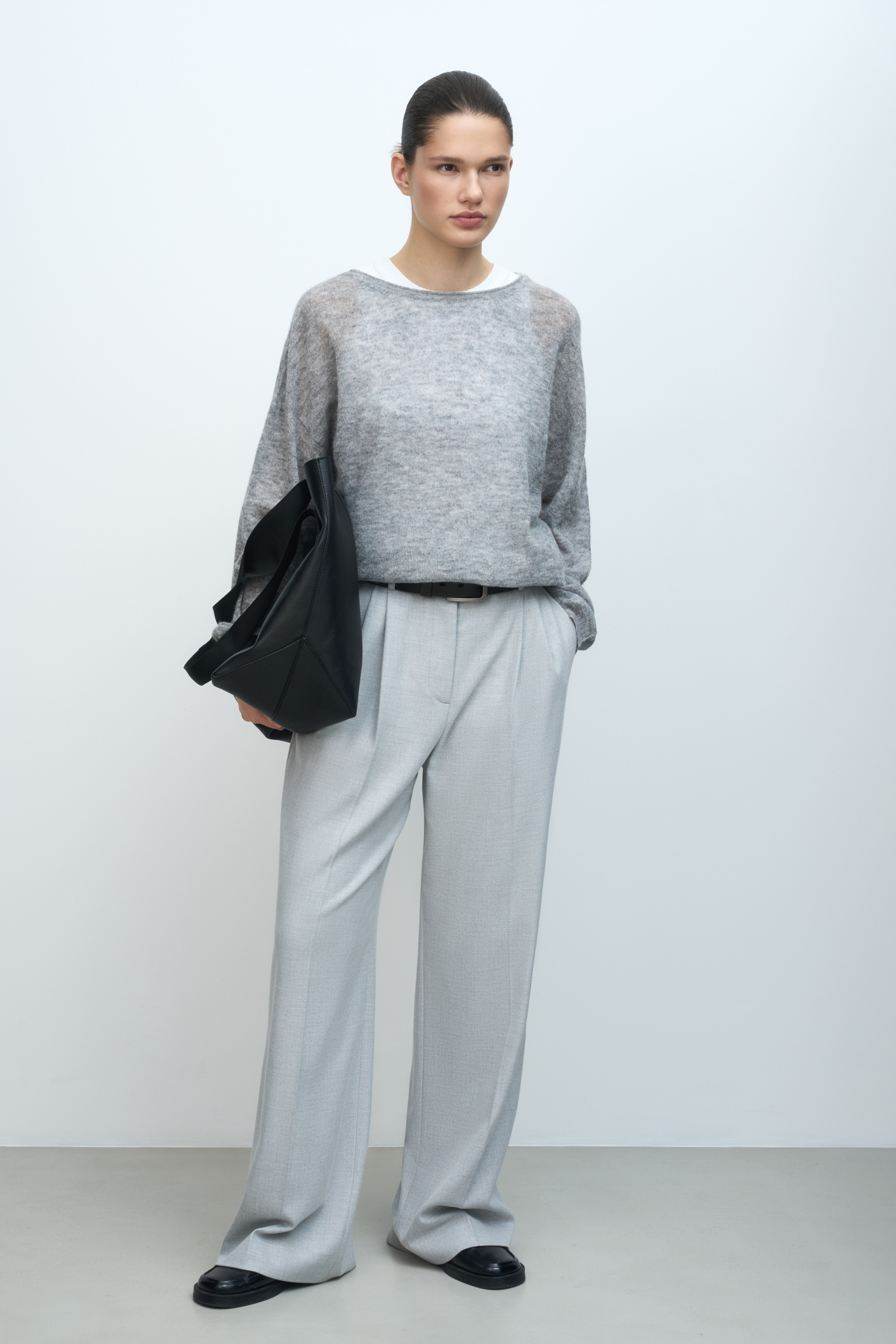 Длинный полупрозрачный трикотажный джемпер из мериносовой шерсти экстрафайн с добавлением шерсти альпака. Модель свободного силуэта, со спущенной линией плеч, длинными рукавами и неглубоким круглым вырезом горловины. Манжеты рукавов и низ изделия выполнены в рубчик.