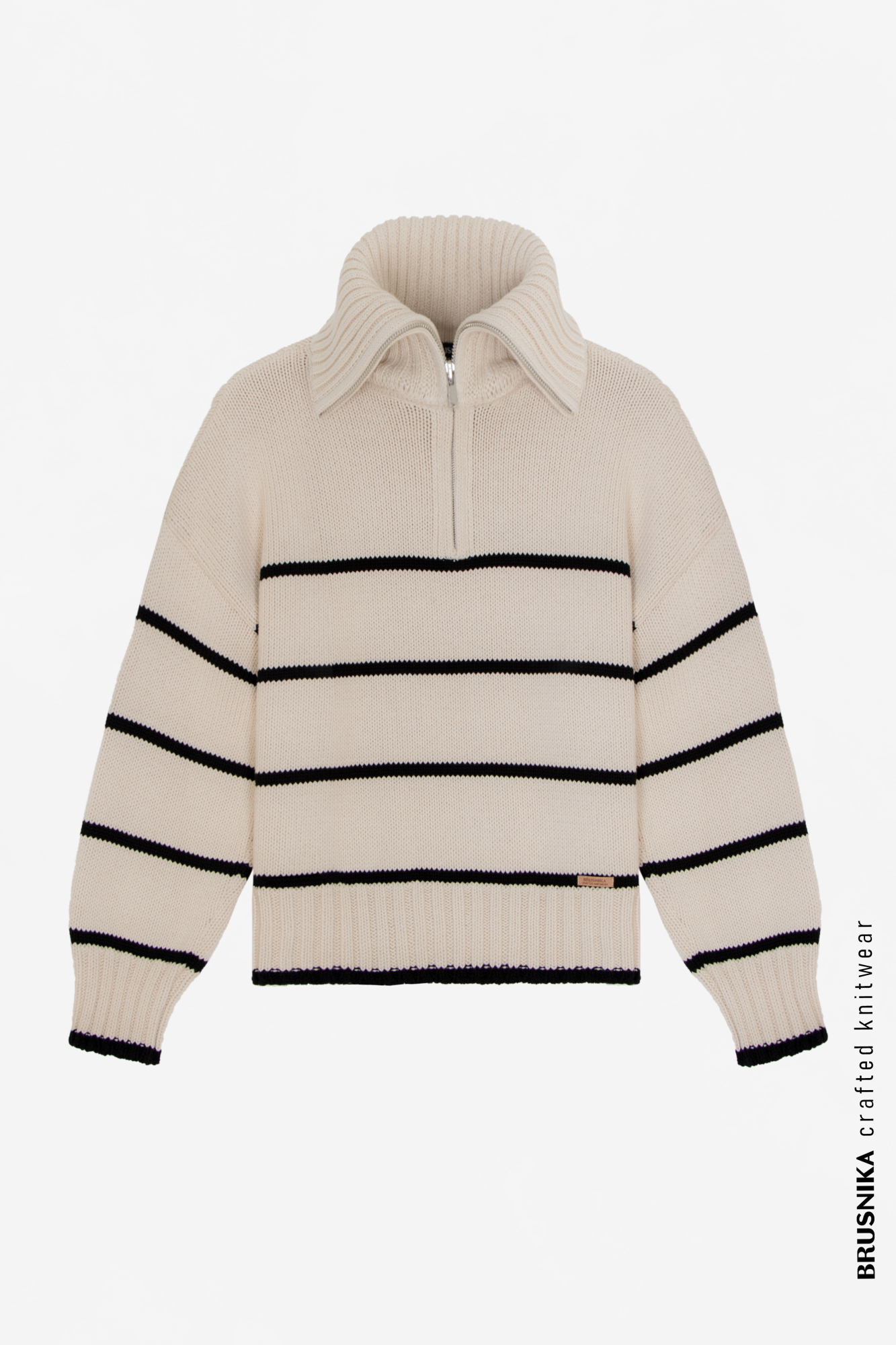 Трикотажный джемпер в полоску из 100% хлопка. Воротник-стойка на молнии. Низ изделия с брендированным ярлыком. 