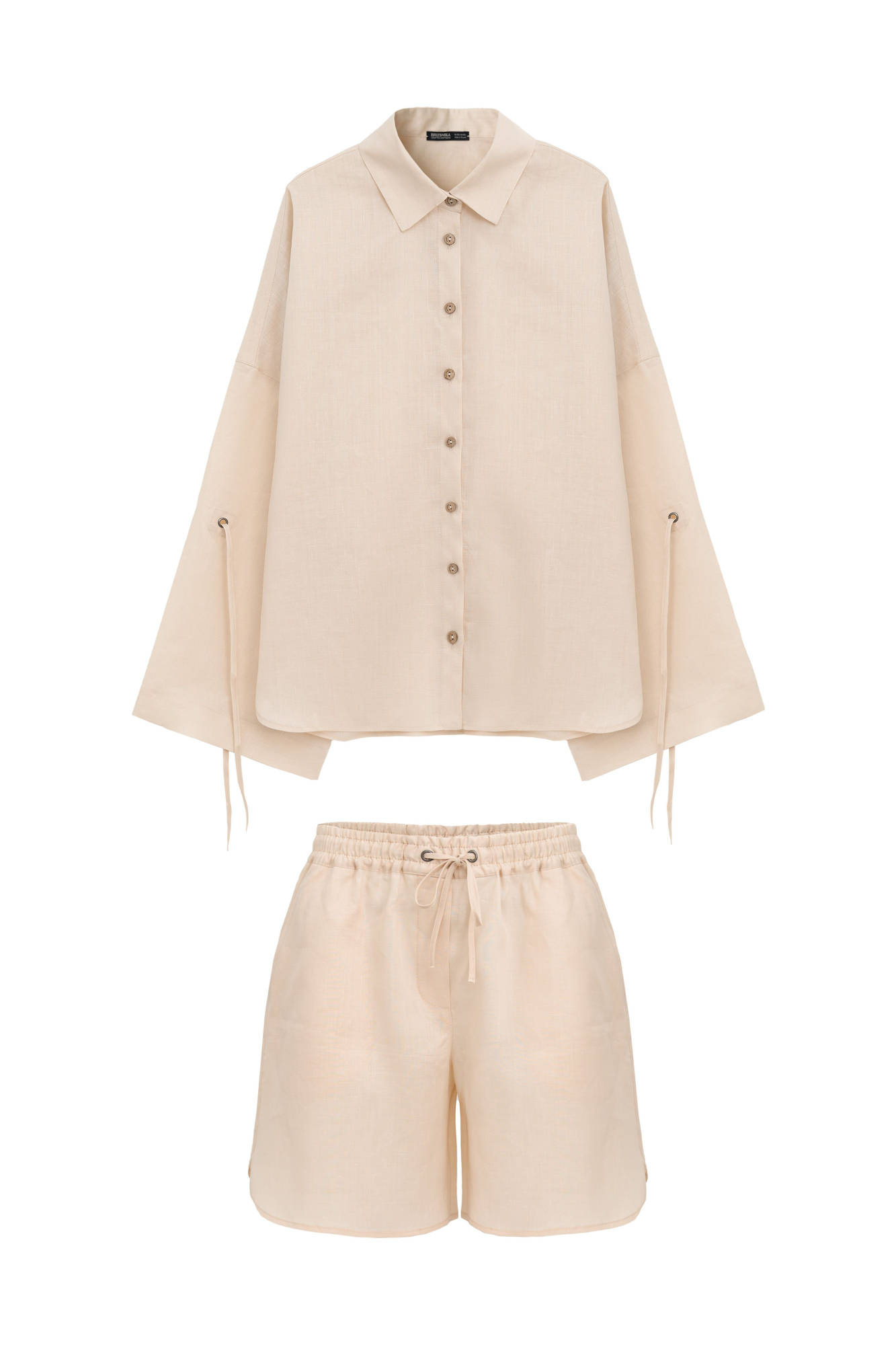 Комплект из 100% крапивы, состоящий из рубашки и шорт. Рубашка с длинными расклешенными рукавами на кулиске, классическим отложным воротником и застежкой на пуговицы. Короткие шорты&nbsp;&nbsp;с боковыми карманами и эластичным поясом на резинке. 