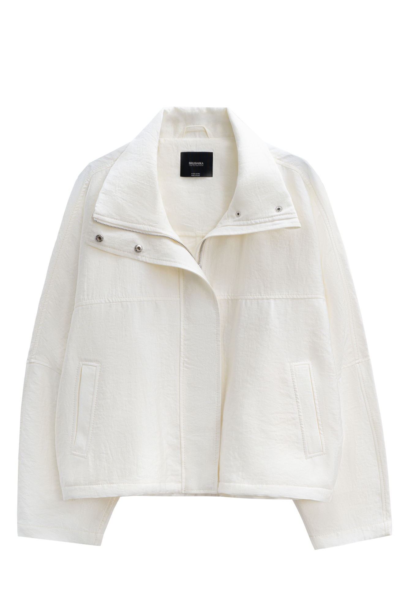 Бомбер из вискозы с воротником-стойкой. Модель свободного силуэта со спущенной линией плеча и боковыми карманами. Низ изделия выполнен на резинке. Застежка на молнию под планкой с кнопками.