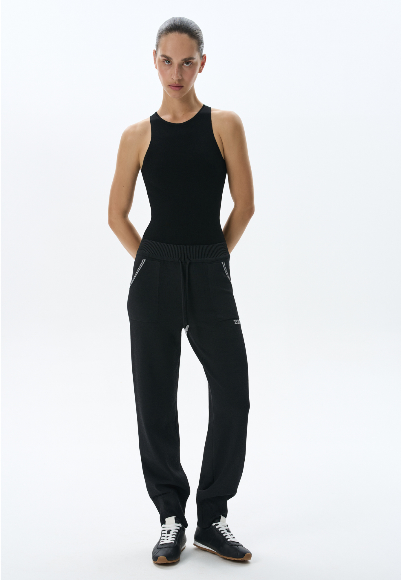 Трикотажные брюки из вискозы с добавлением эластана. Модель выполнена в спортивном стиле, с широким эластичным поясом на кулиске, боковыми карманами и широкими манжетами на резинке. 