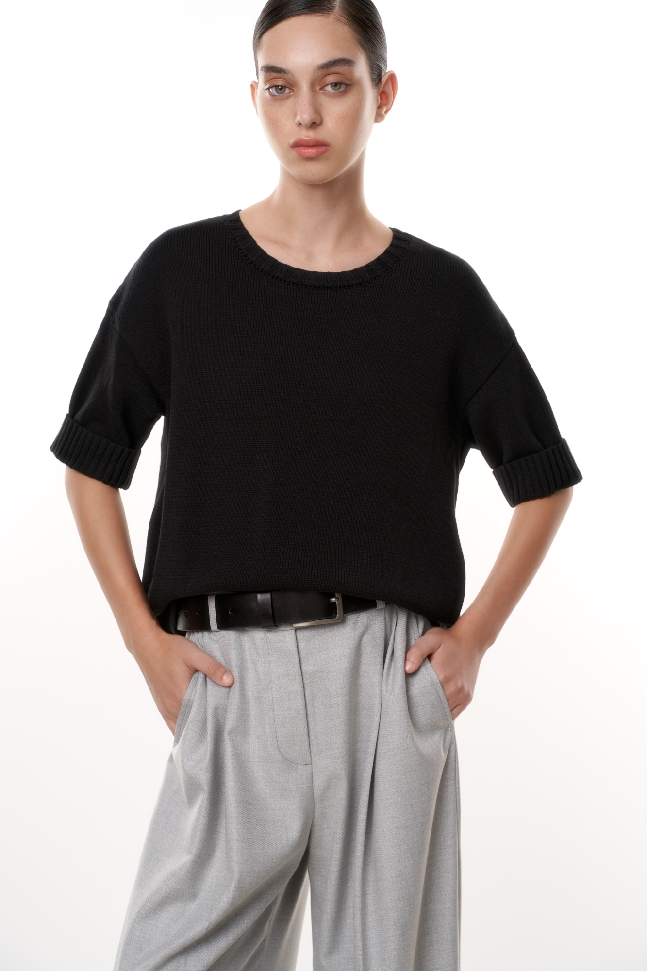 Трикотажная футболка из хлопка. Рукава с небольшим подворотом и низ изделия в рубчик. 