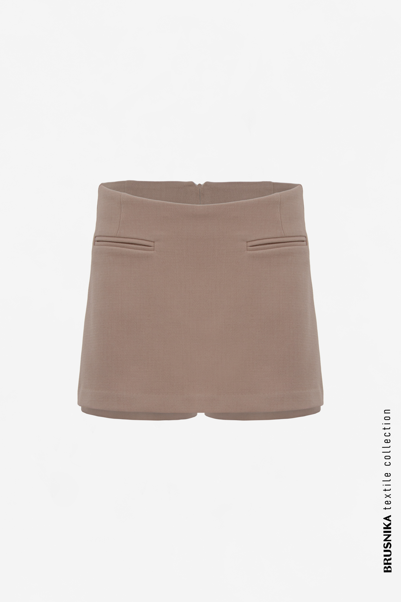 Прямая юбка-шорты длины мини на завышенной линии талии и застежкой на молнию сзади, выполненная из плотной костюмной ткани. Для создания комплекта сочетайте ее с соответствующим жакетом однобортного кроя.