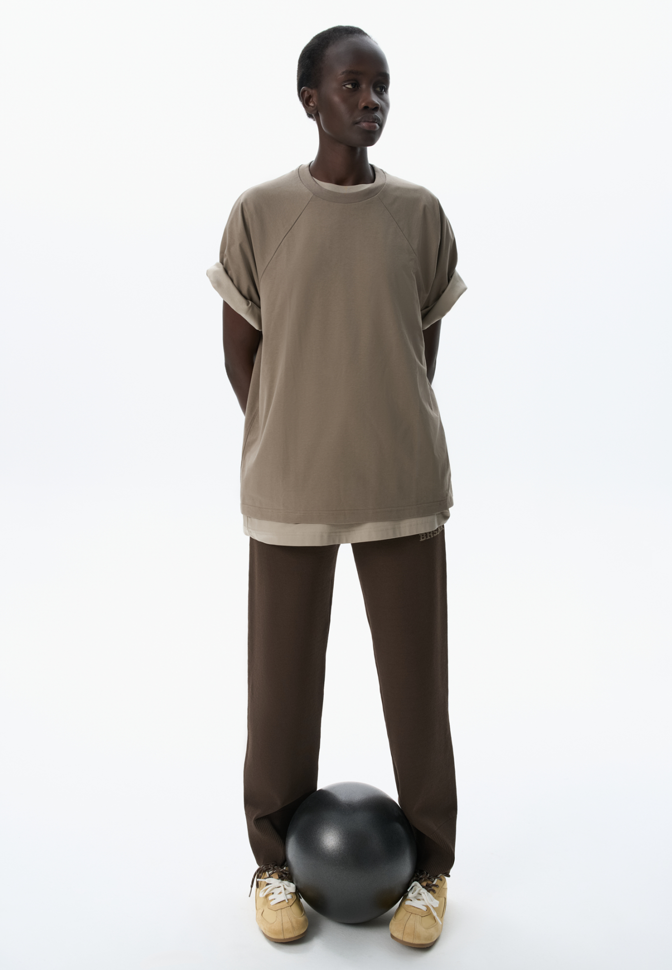 Футболка из хлопка с добавлением сорона. Модель прямого кроя, с круглым вырезом горловины и рукавом реглан.