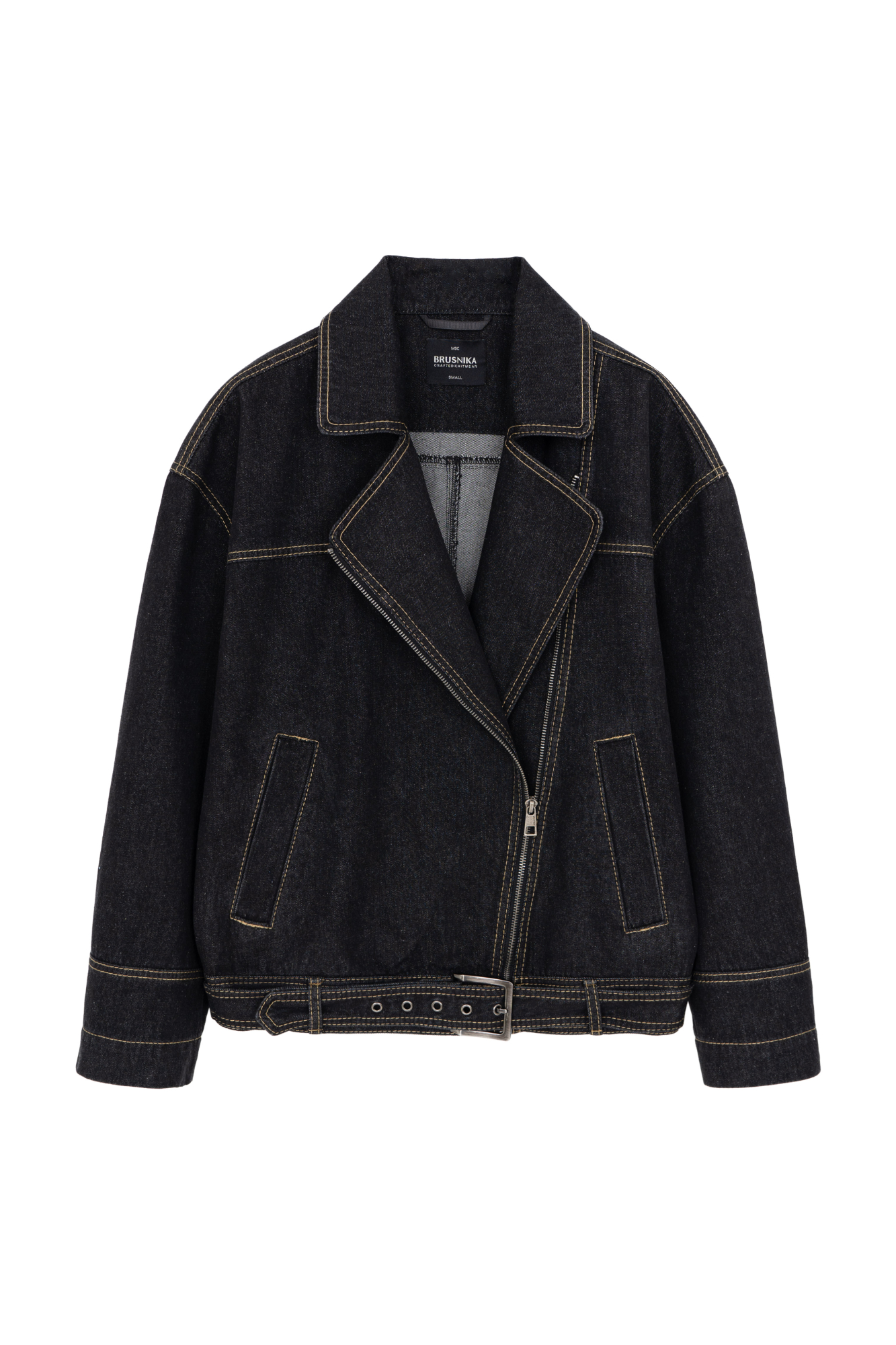 Джинсовая oversize куртка без подкладки с отложным воротником, боковыми карманами и широким поясом с пряжкой. Длинные рукава декорированы шнуровкой. Асимметричная застежка на молнию.