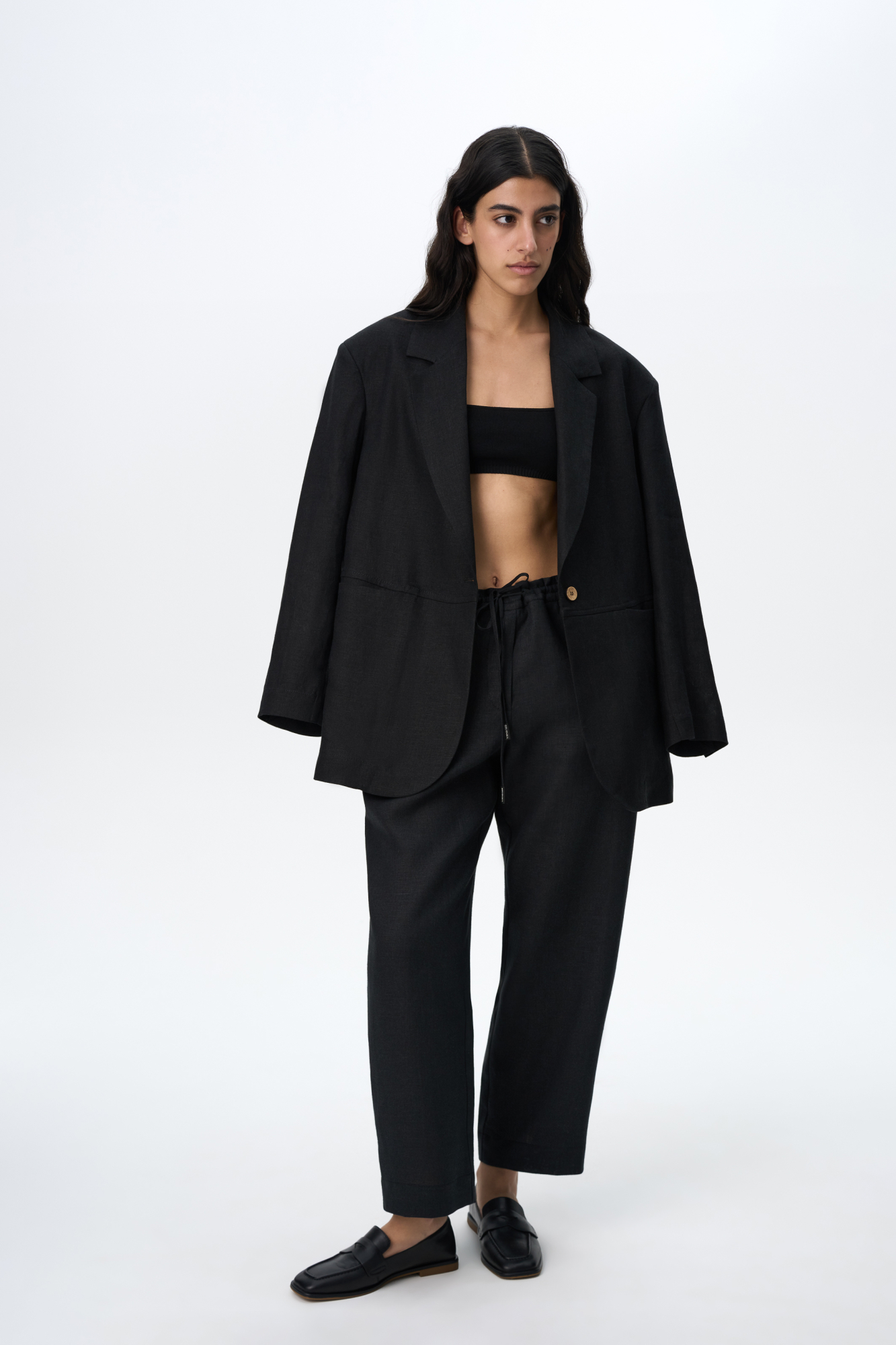 Брюки-бананы из 100% льна. Модель свободного силуэта с эластичным поясом на кулиске и боковыми карманами. Дополнить образ можно жакетом в таком же стиле.