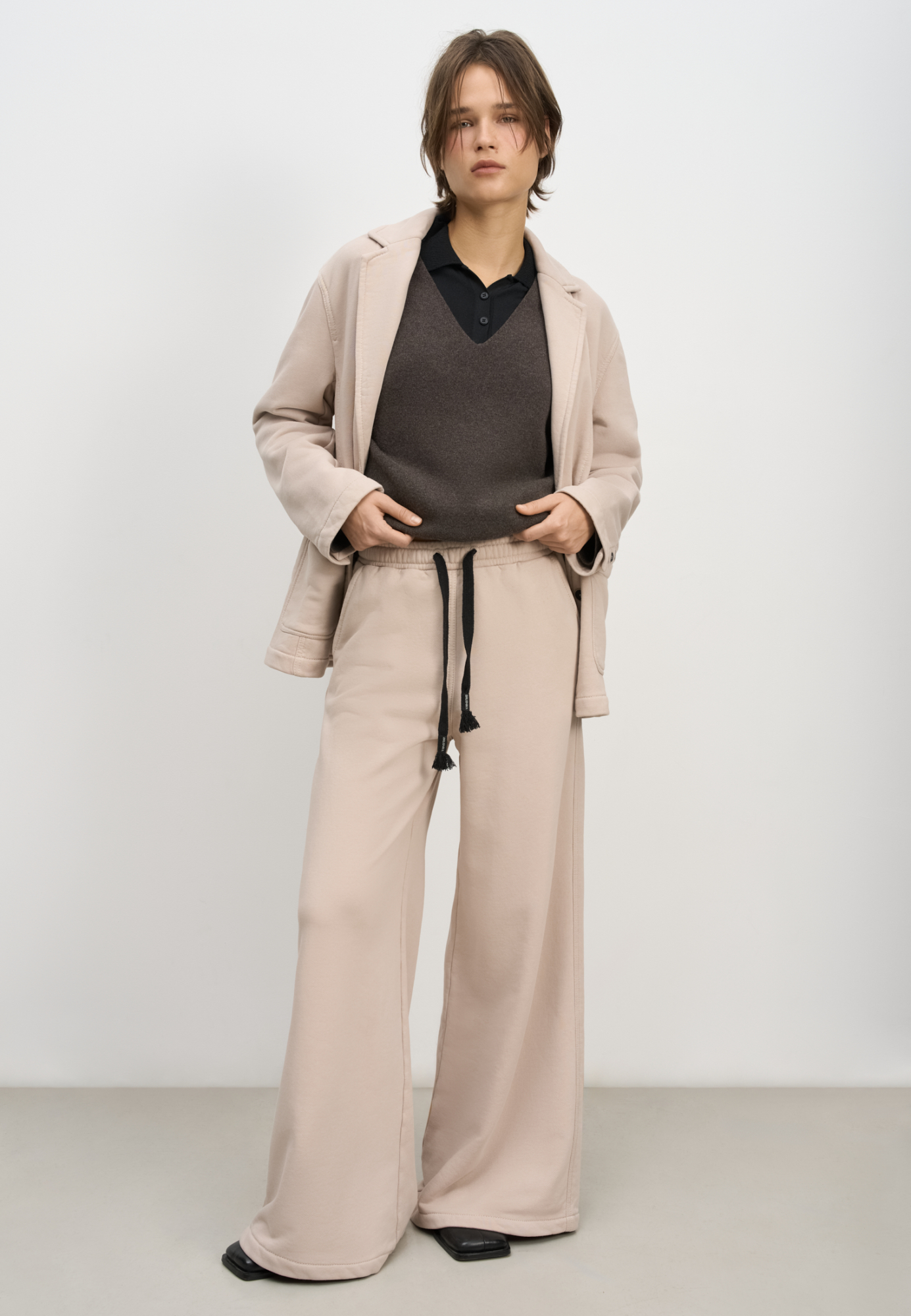 Широкие брюки из 100% хлопка с эластичным поясом на резинке, боковыми карманами и контрастной отстрочкой. Дополнить образ можно жакетом в таком же стиле.