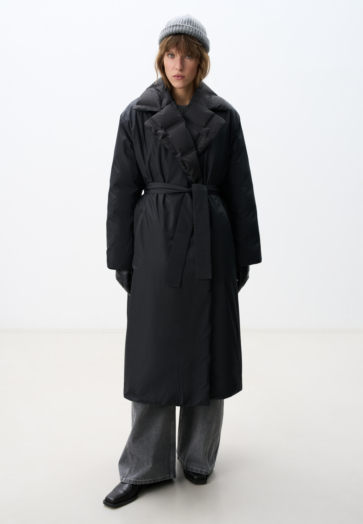 Двустороннее утепленное пальто на запах. Модель прямого кроя, с широкими лацканами и боковыми карманами. Пояс в комплекте. Изделие декорировано геометрической стежкой и брендированным тиснением. 