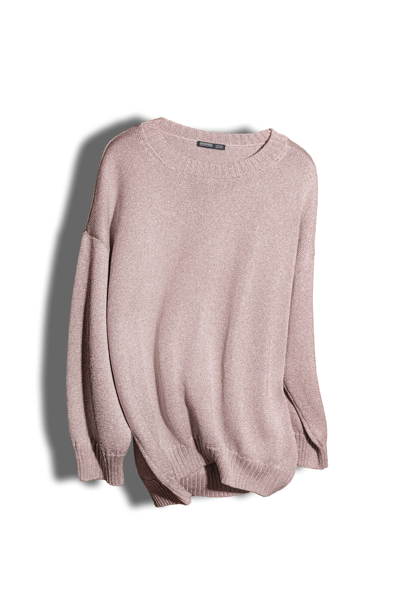 Трикотажный удлиненный джемпер из вискозы с люрексом. Модель свободного силуэта со спущенной линией плеча и круглым вырезом горловины. Края изделия в рубчик.