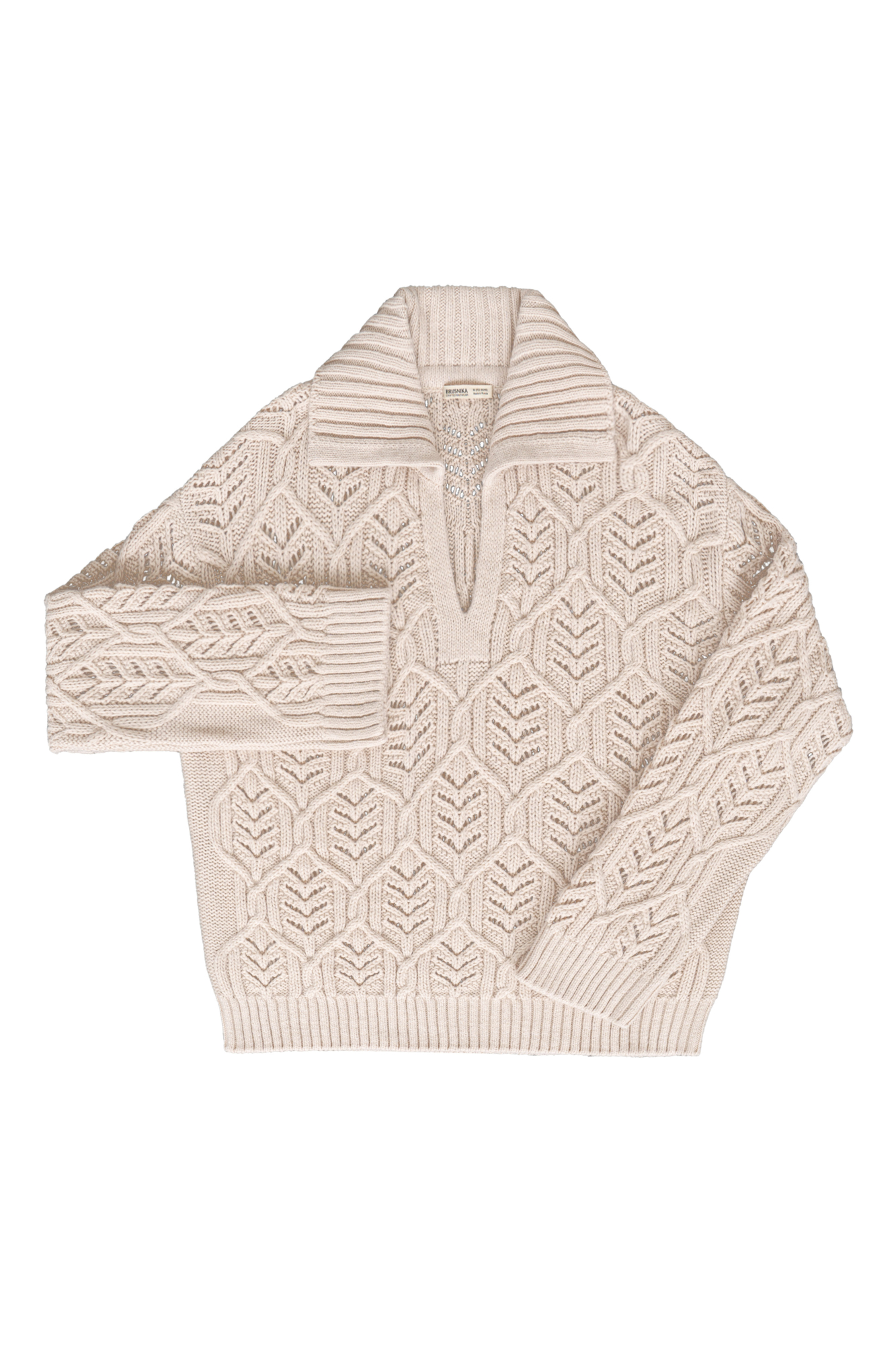 Трикотажный джемпер со сложной арнаментной вязкой с добавлением шерсти альпака. Модель свободного силуэта со спущенной линией плеча и воротником-поло с V-образным вырезом. Манжеты рукавов, воротник и низ изделия выполнен в рубчик.