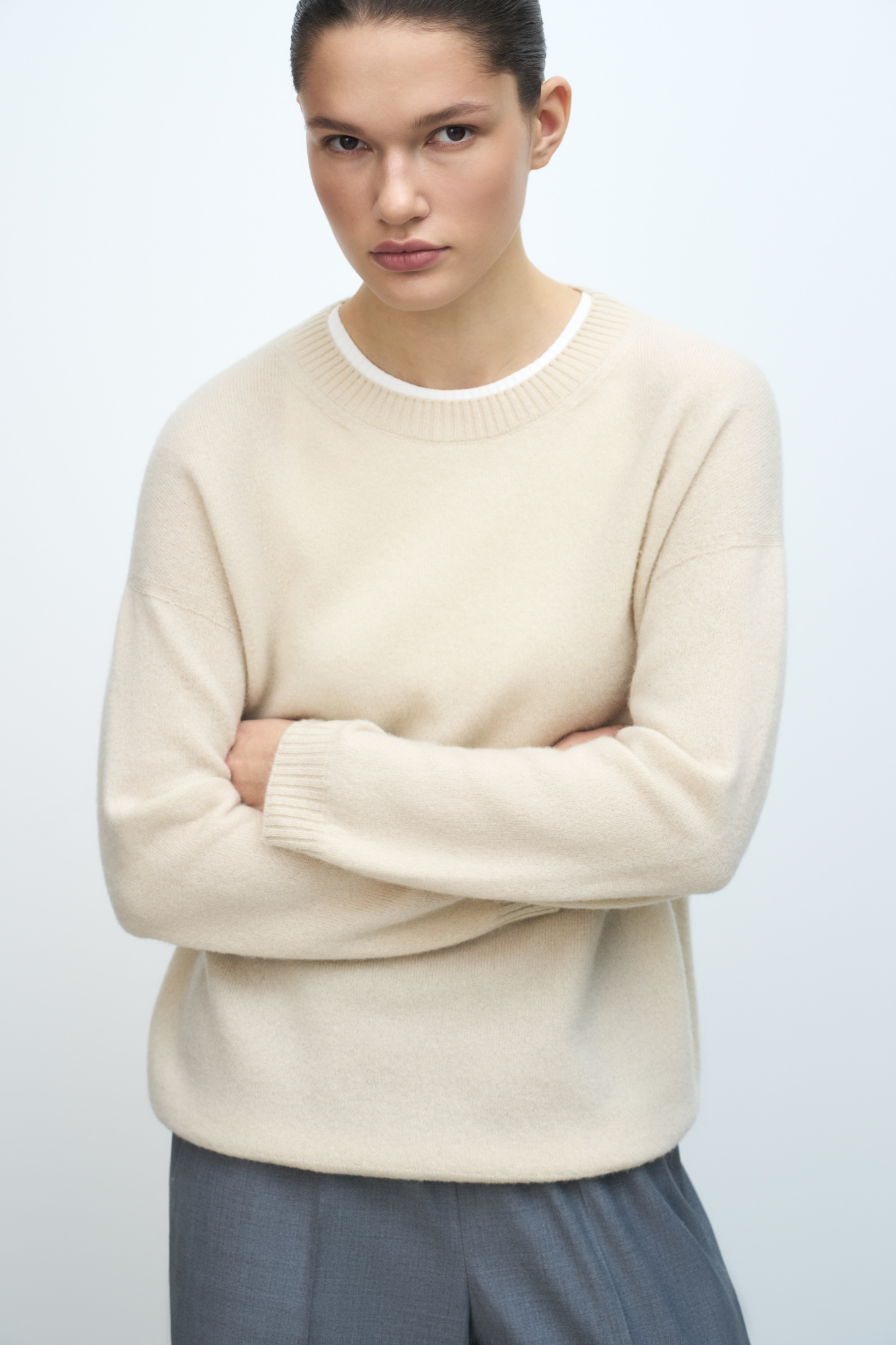 Трикотажный джемпер из 100% кашемира. Модель свободного силуэта со спущенной линией плеча и круглым вырезом горловины. Края изделия выполнены в рубчик.