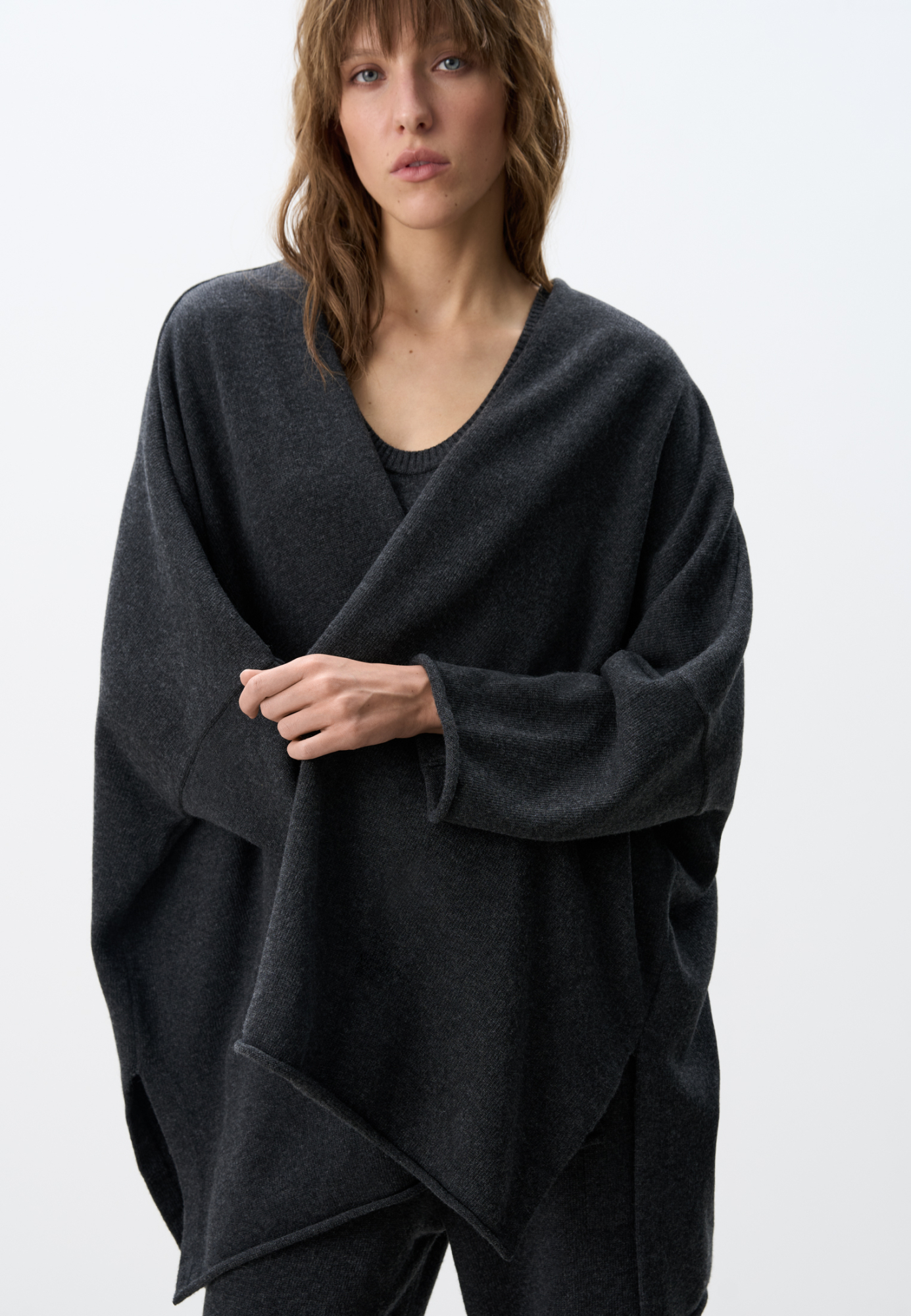 Трикотажный кардиган из шерсти и кашемира. Модель свободного кроя, с длинными широкими рукавами и спущенной линией плеч. Без застежки.