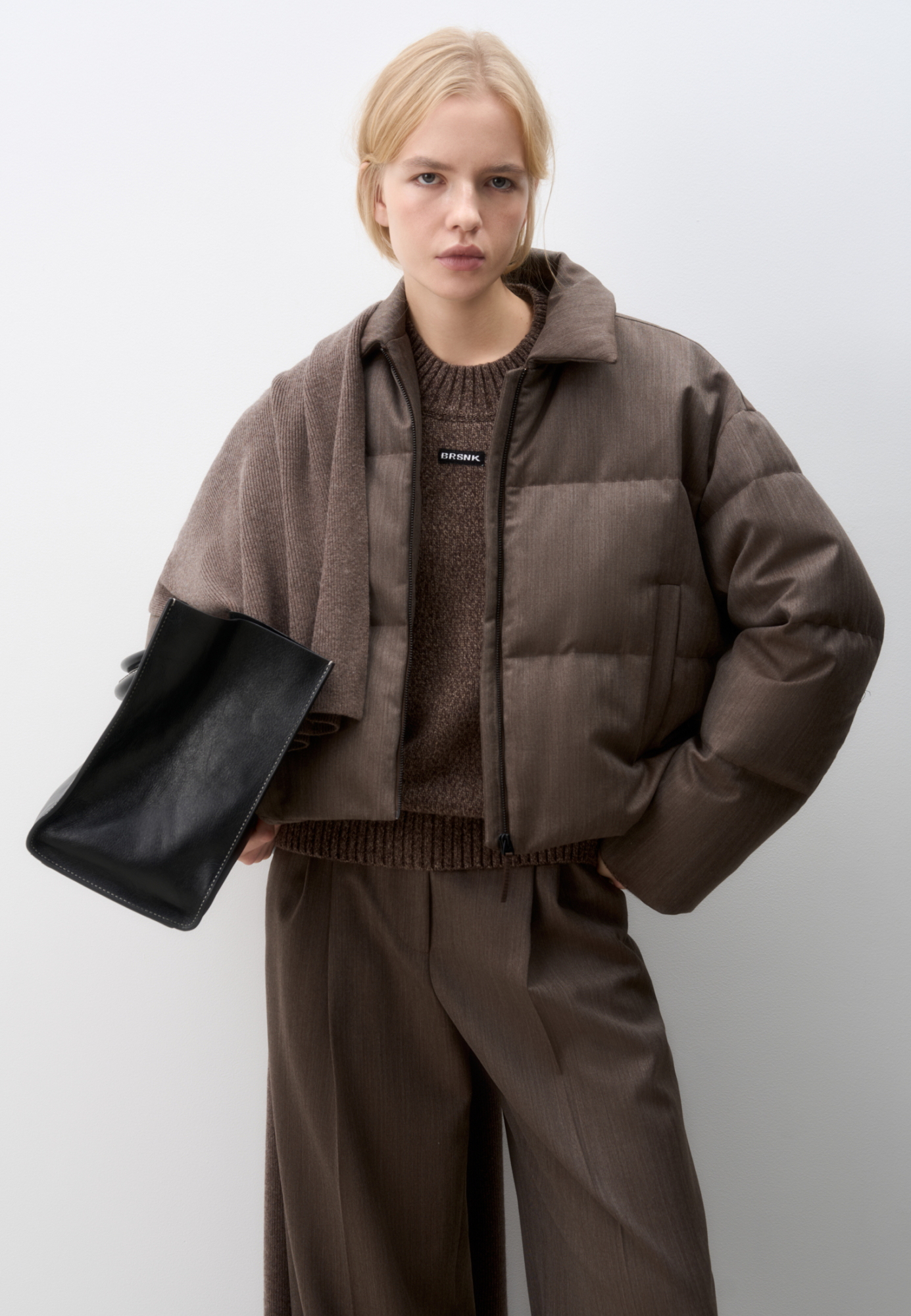 Пуховик с отложным воротником из шерстяной ткани. Модель свободного силуэта со спущенной линией плеч и боковыми карманами. Застежка на молнию. Изделие выполнено на подкладке.