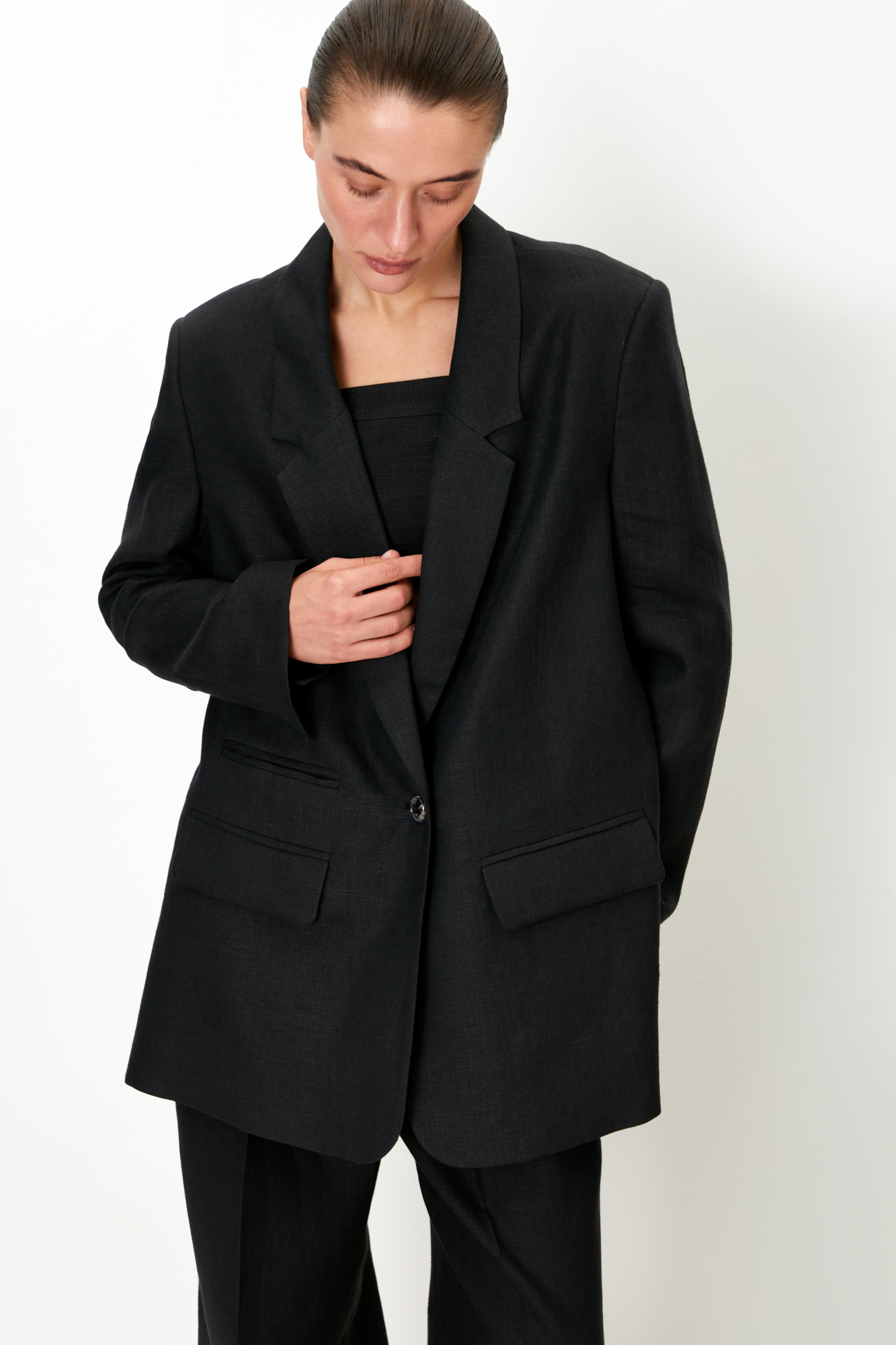 Классический жакет из 100% льна с разрезами по бокам и накладными карманами. Застежка на одну пуговицу. Изделие на подкладке.