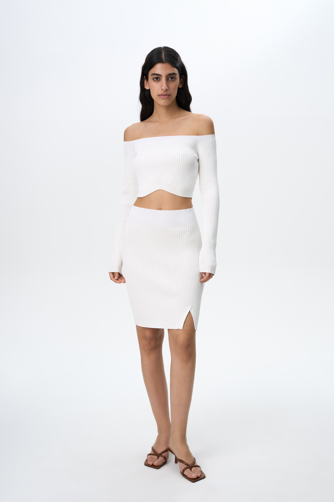 Трикотажная юбка длины мини из вискозы. Модель приталенного силуэта с эластичным поясом и небольшим разрезом сбоку. 