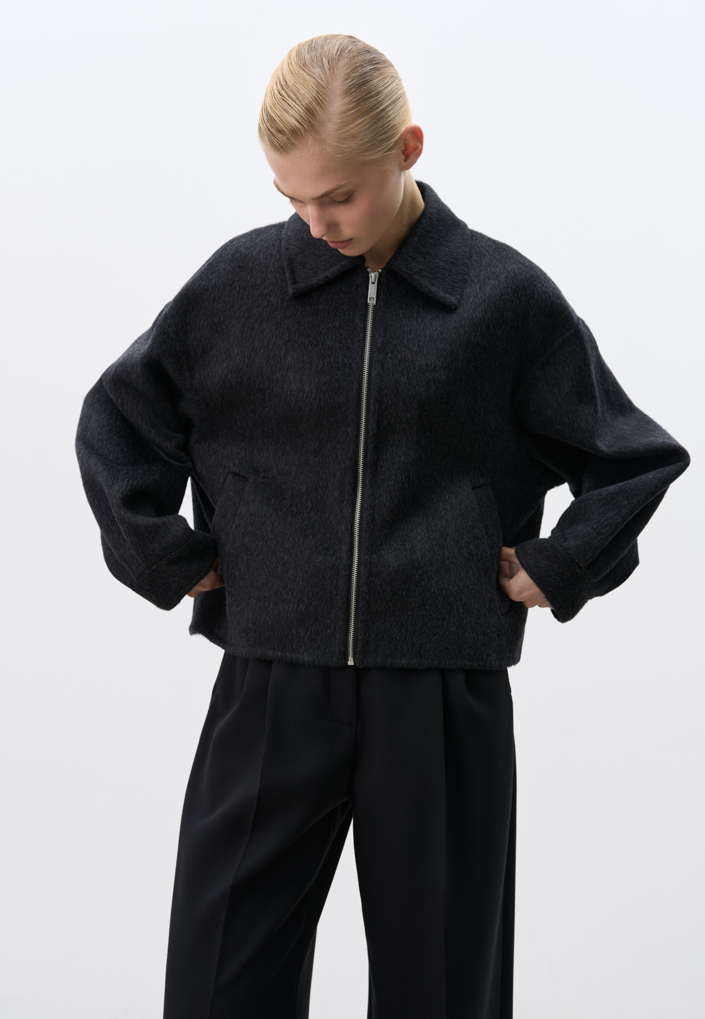 Жакет на молнии из 100% шерсти. Модель свободного кроя с отложным воротником, спущенной линией плеч и двумя боковыми карманами. Застежка на молнию. Брендированный ярлык на спине.