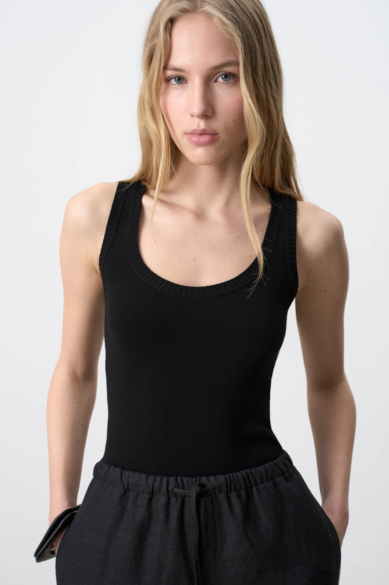 Удлиненная трикотажная майка из вискозы c круглым вырезом и открытыми плечами.