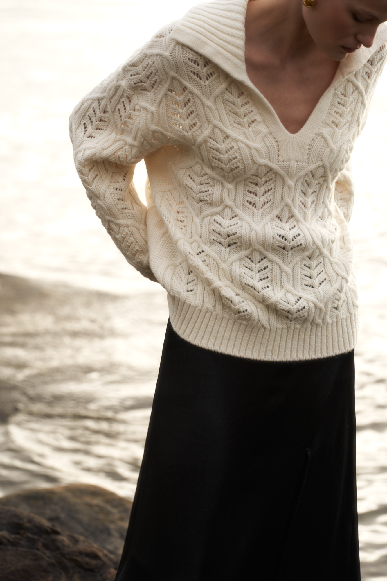 Трикотажный джемпер со сложной арнаментной вязкой с добавлением шерсти альпака. Модель свободного силуэта со спущенной линией плеча и воротником-поло с V-образным вырезом. Манжеты рукавов, воротник и низ изделия выполнен в рубчик.