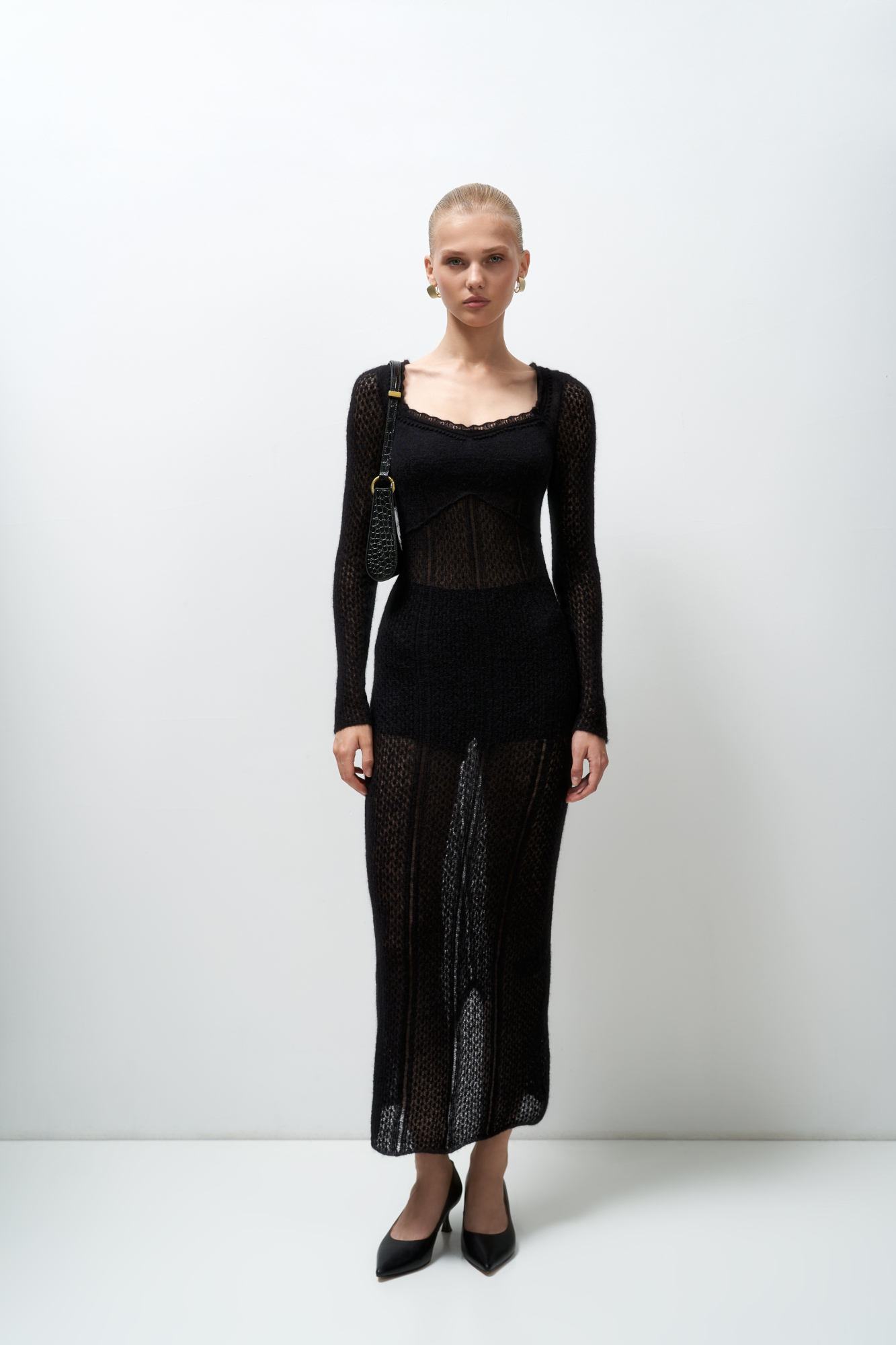 Ажурное трикотажное платье, выполненное из тонкого и мягкого волокна - супер кид мохера и беби альпака. Модель приталенного силуэта с длинными рукавами, вывязанной зоной декольте и невысоким разрезом сзади. Изделие выполнено без подкладки, с шортами в комплекте. 