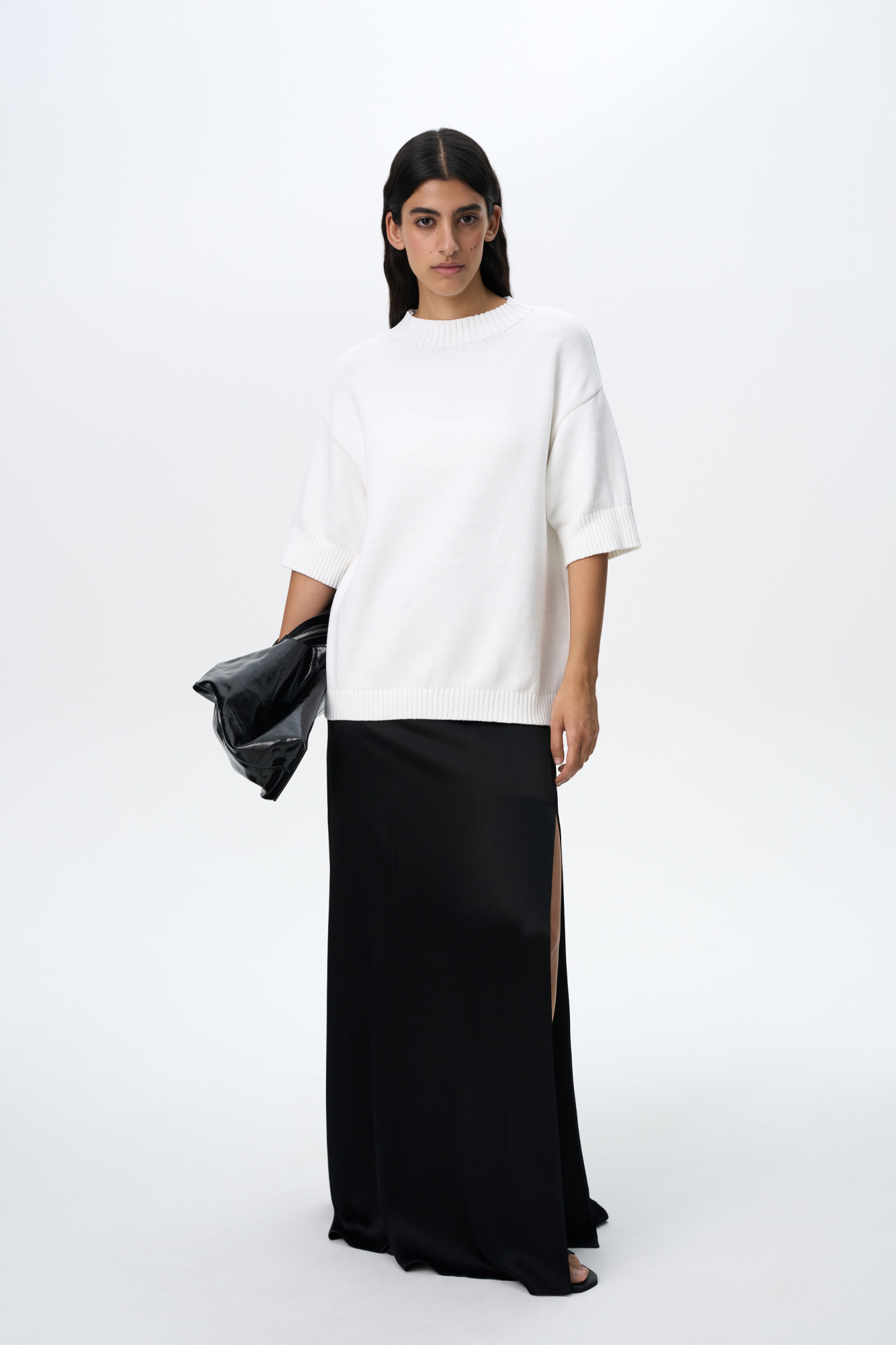 Трикотажная футболка из хлопка. Модель свободного силуэта со спущенной линией плеча, коротким рукавом и круглым вырезом горловины. Воротник, манжеты рукавов и низ изделия выполнены в широкий рубчик.