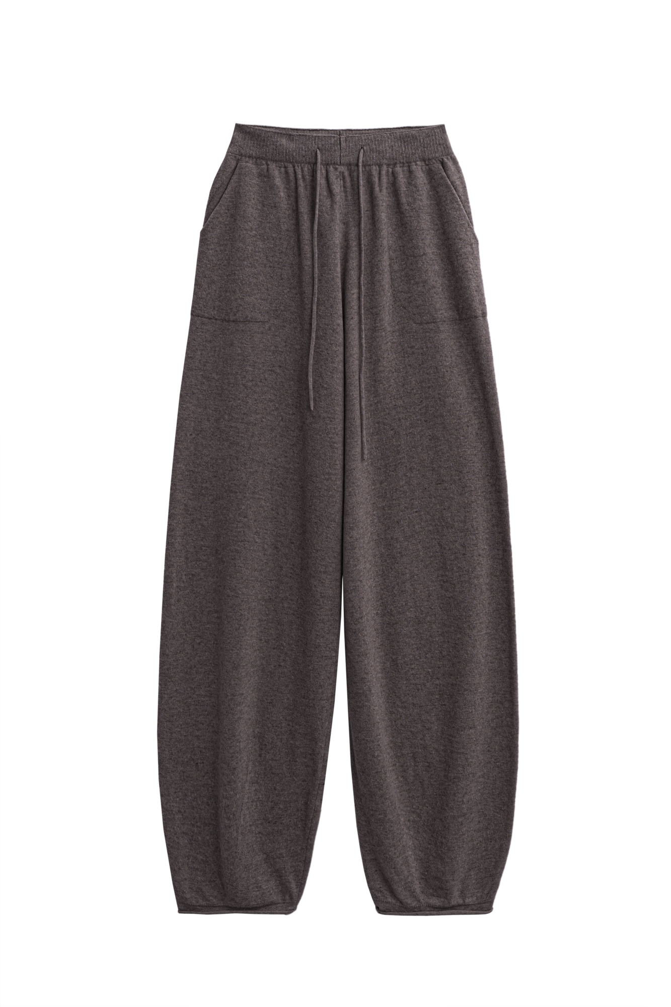 Трикотажные брюки-бананы из кашемира и шерсти. Модель с эластичным поясом, дополненным кулиской, большими накладными карманами и валиками-манжетами.