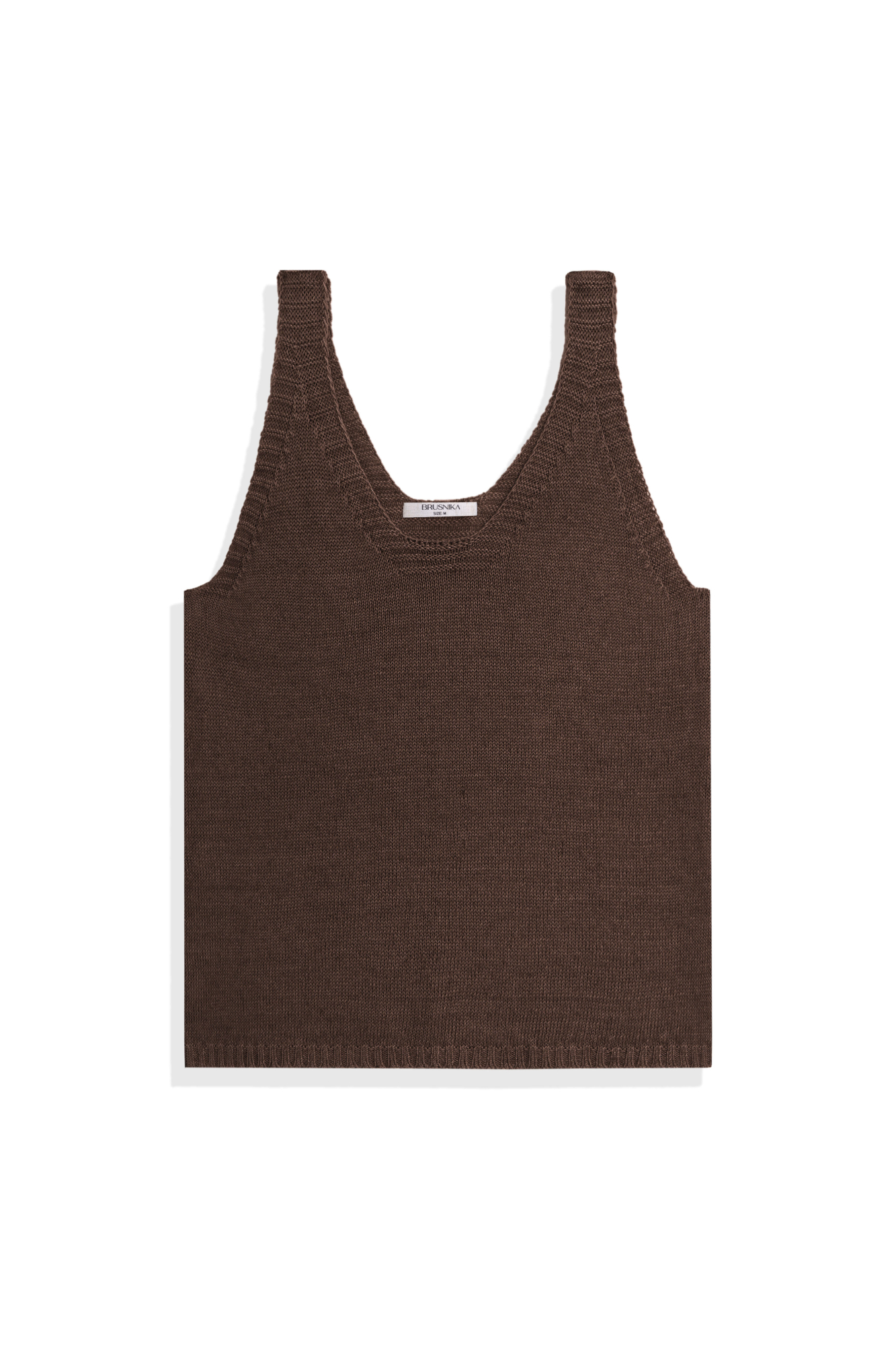 Трикотажный топ из 100% льна. Модель прямого кроя, на широких бретелях, с глубокой проймой и U-образным вырезом горловины. Края изделия выполнены в рубчик.