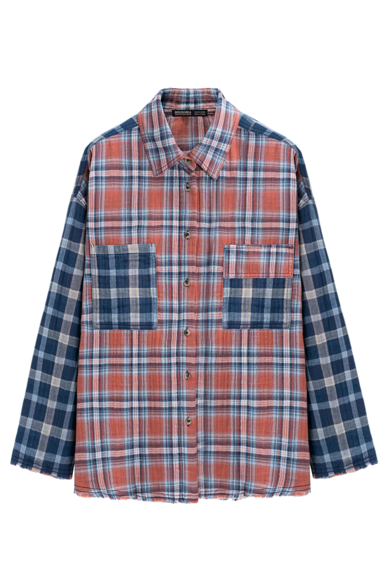 Рубашка в клетку из 100% хлопка. Модель прямого кроя, со спущенной линией плеч, длинными рукавами, классическим отложным воротником, двумя нагрудными карманами, один из них с клапаном. Манжеты и низ изделия выполнены с эффектом необработанного края. Застежка на пуговицы.