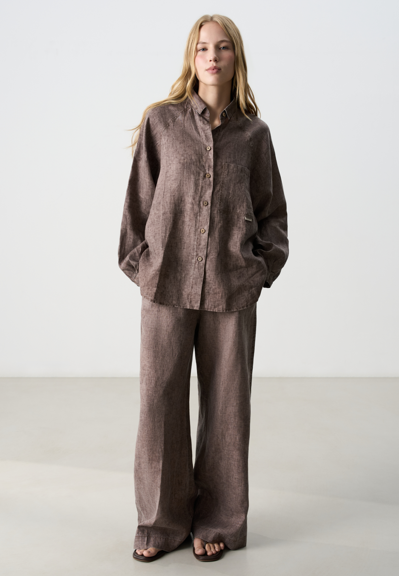 Рубашка из 100% льна. Модель свободного кроя, с длинным рукавом реглан, отложным воротником, нагрудным карманом и удлиненной спинкой. Застежка на пуговицы.