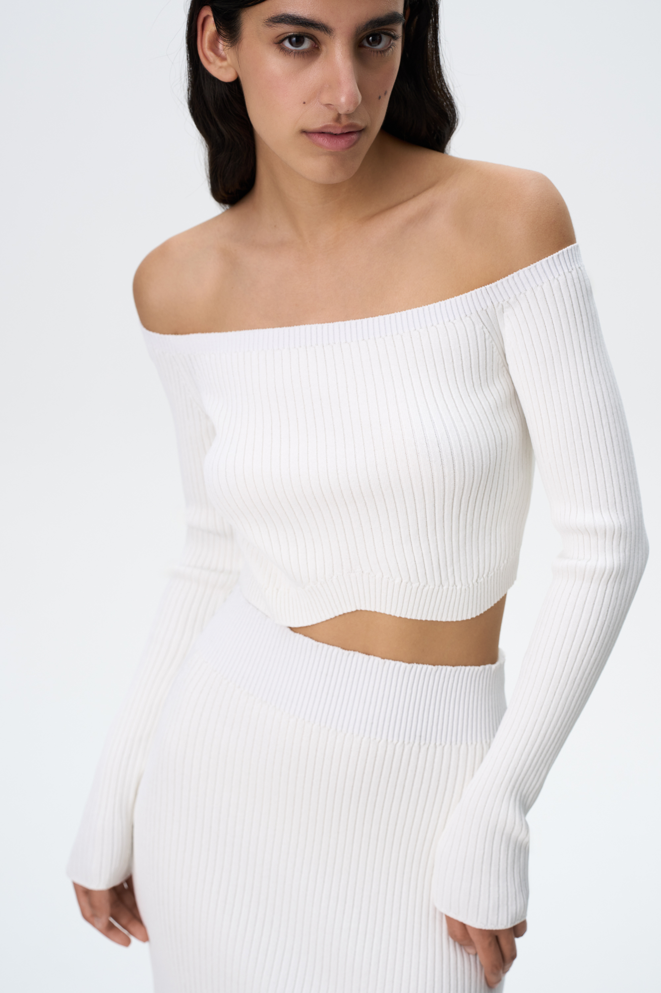 Трикотажный топ из вискозы с длинным рукавом и открытой зоной декольте