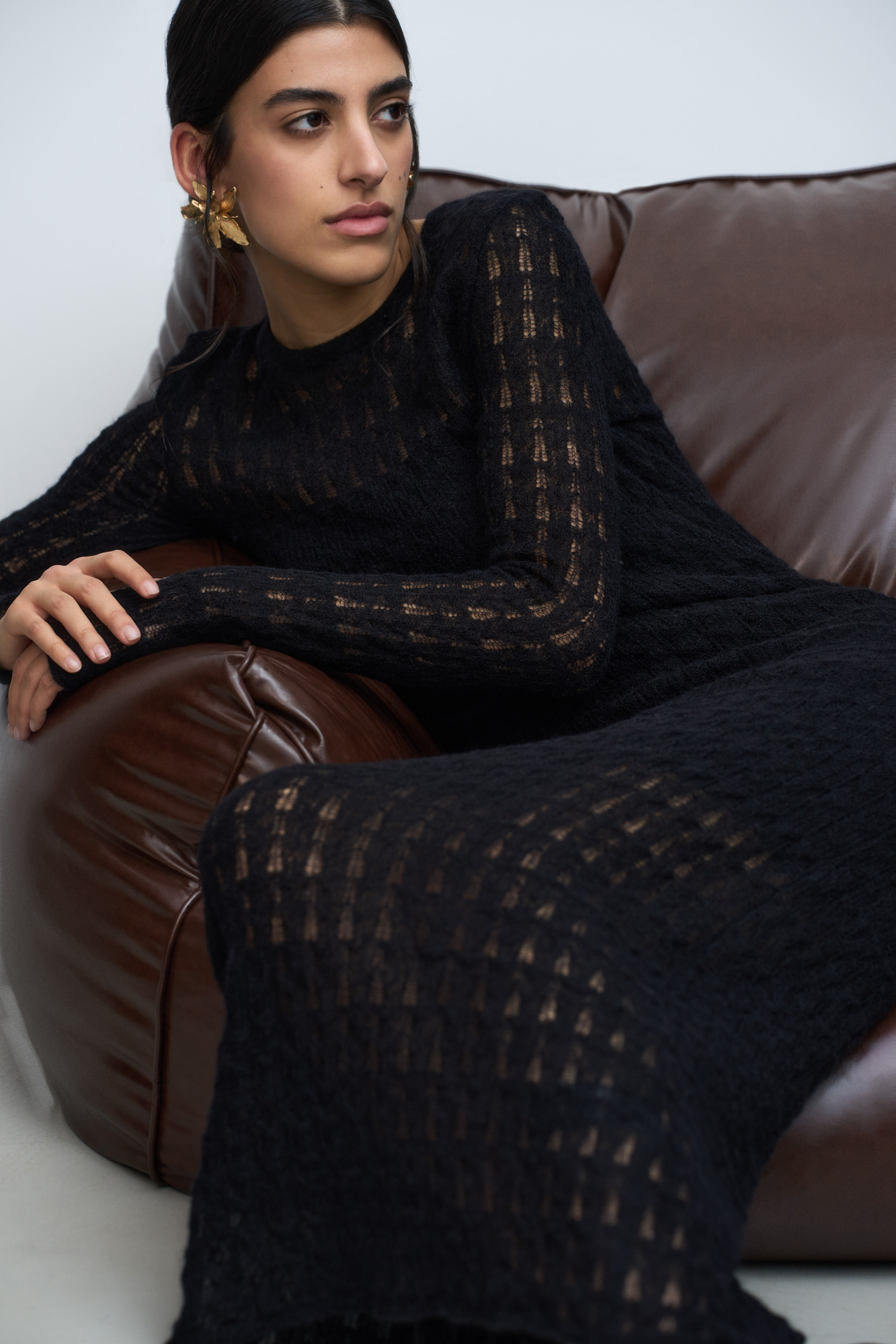 Ажурное платье длины миди из тонкой пряжи супер кид мохера и беби альпака. Модель приталенного силуэта, с длинными рукавами и круглым вырезом горловины. Платье-комбинация из вискозы в комплекте. 