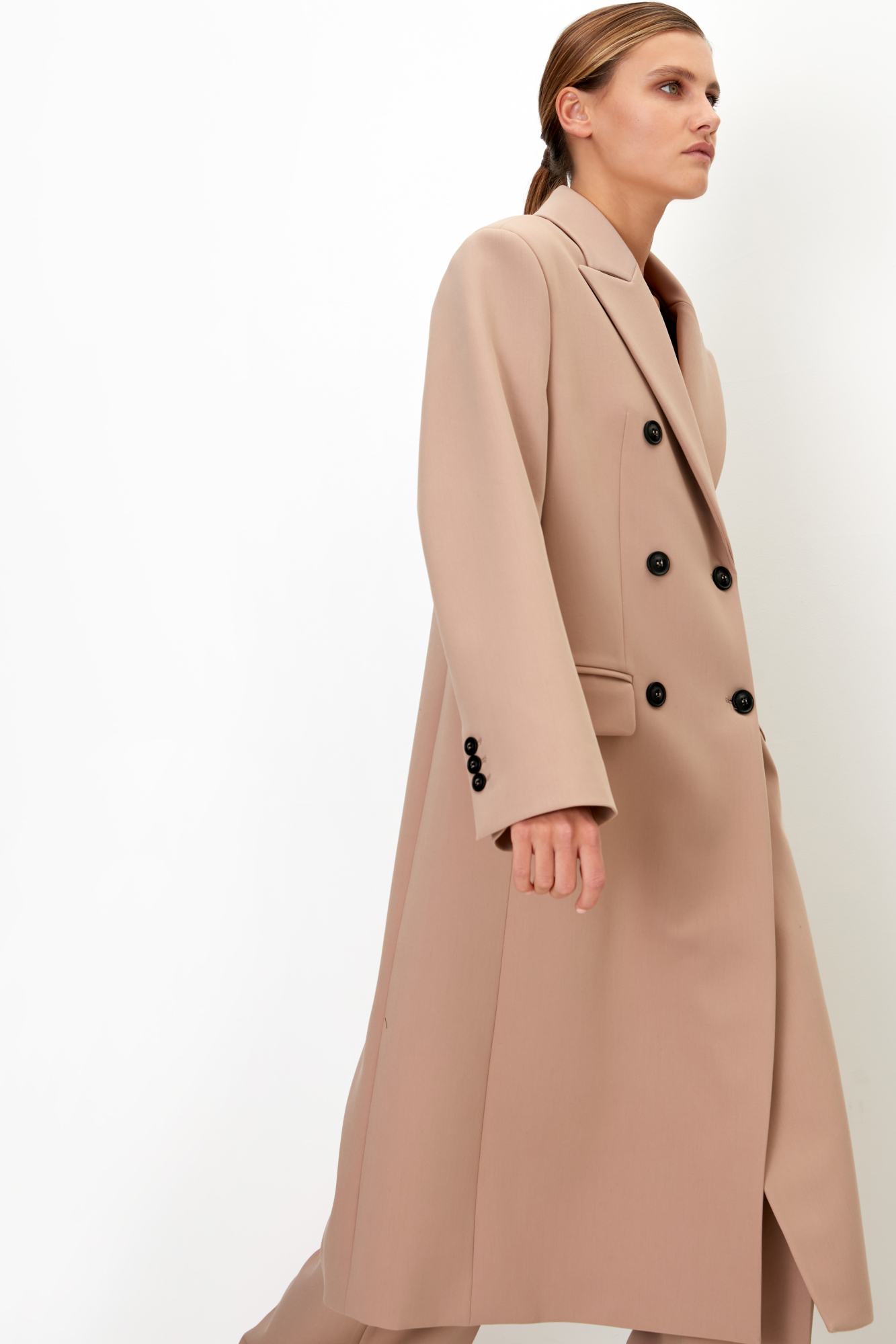Двубортное, тонкое пальто из поливискозы с карманами по бокам. Застежка на пуговицах