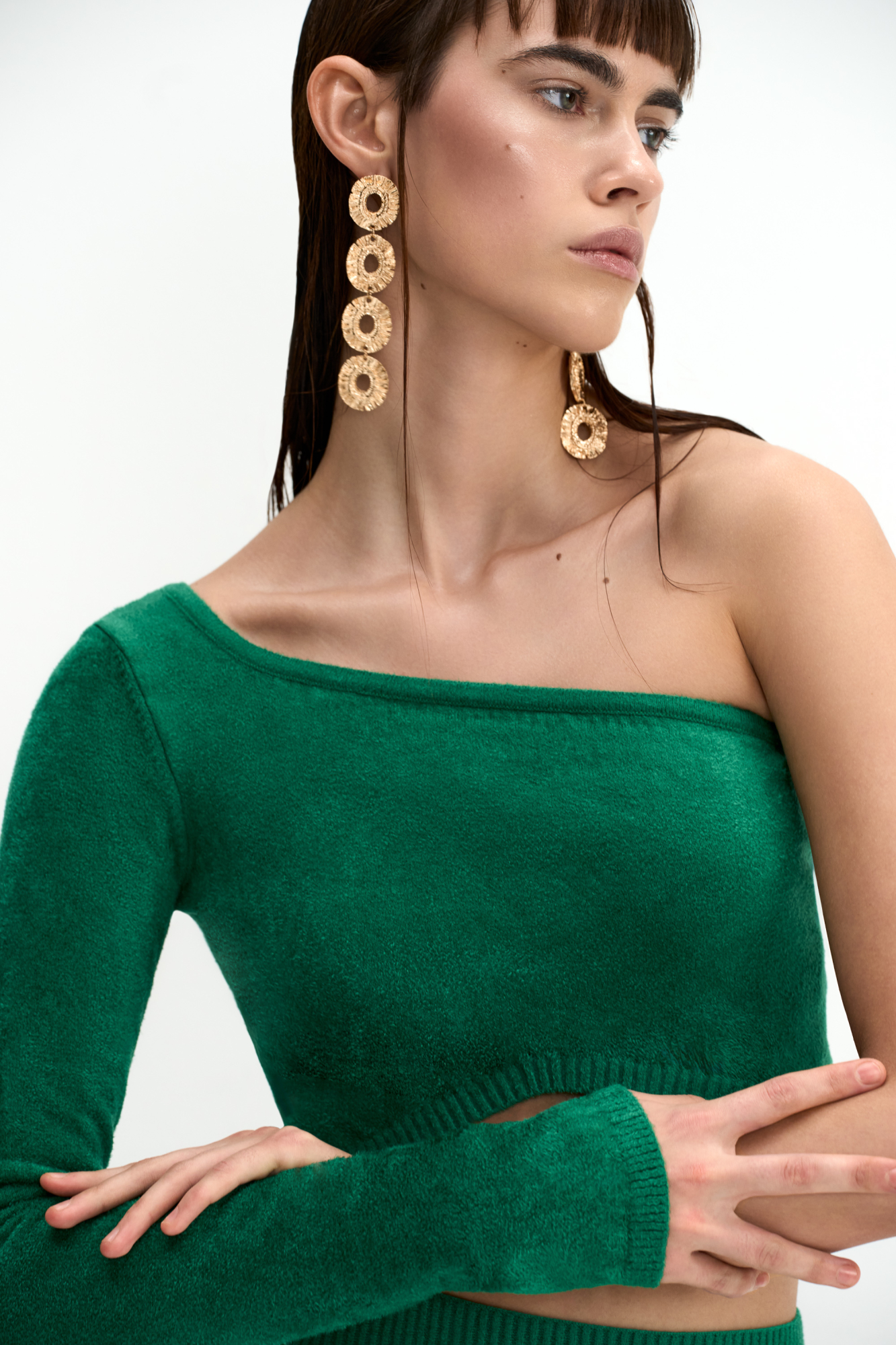 Укороченный топ из с одним рукавом из бархатистой вискозы.