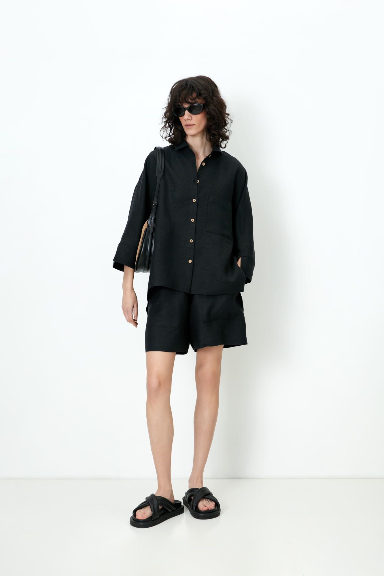 Свободные шорты из 100% льна. Модель с высокой посадкой, боковыми карманами и поясом на кулиске. Дополнить образ можно рубашкой.