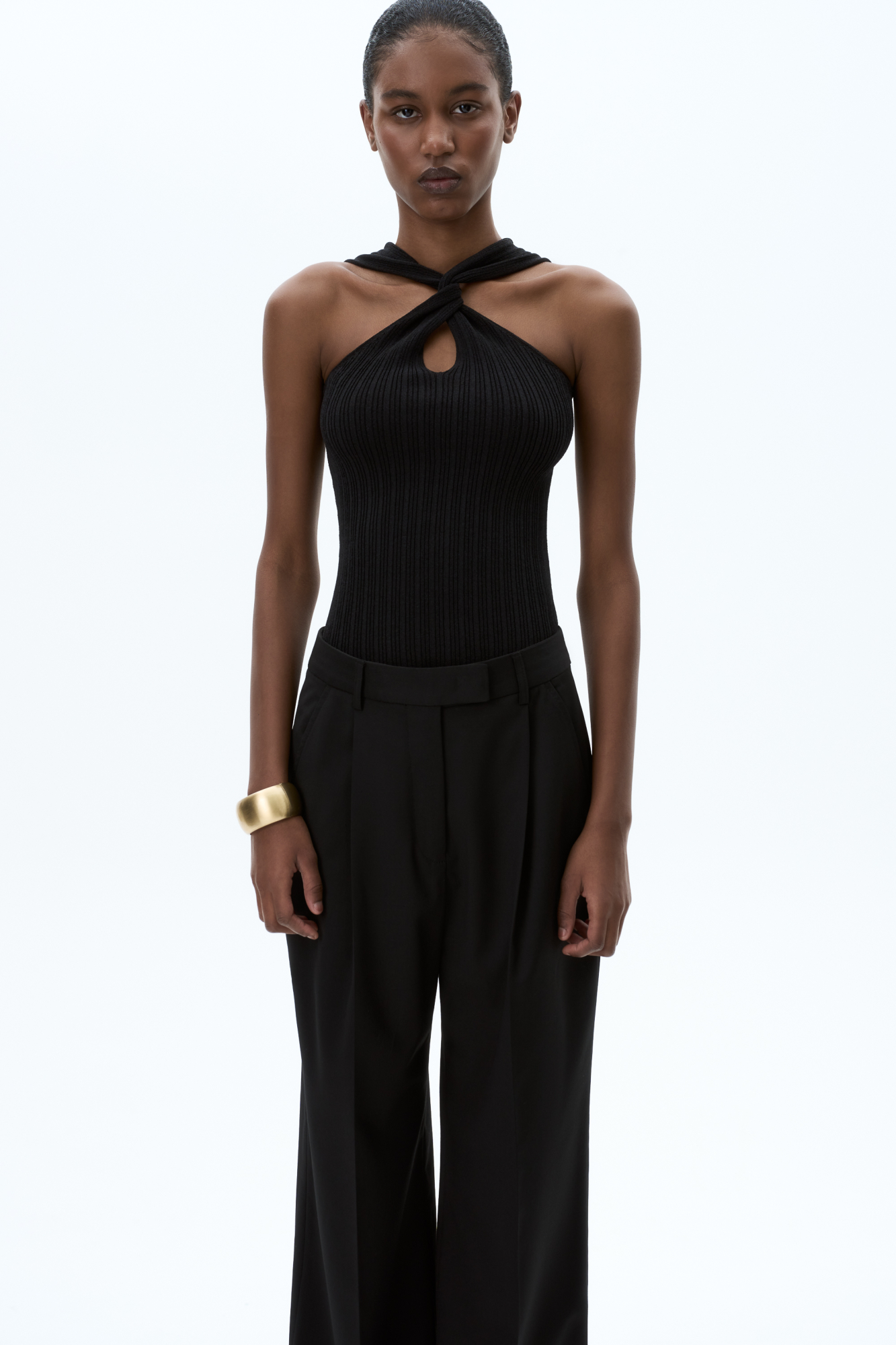 Трикотажный топ с двойным перекрутом на груди. Модель приталенного силуэта с открытыми плечами.